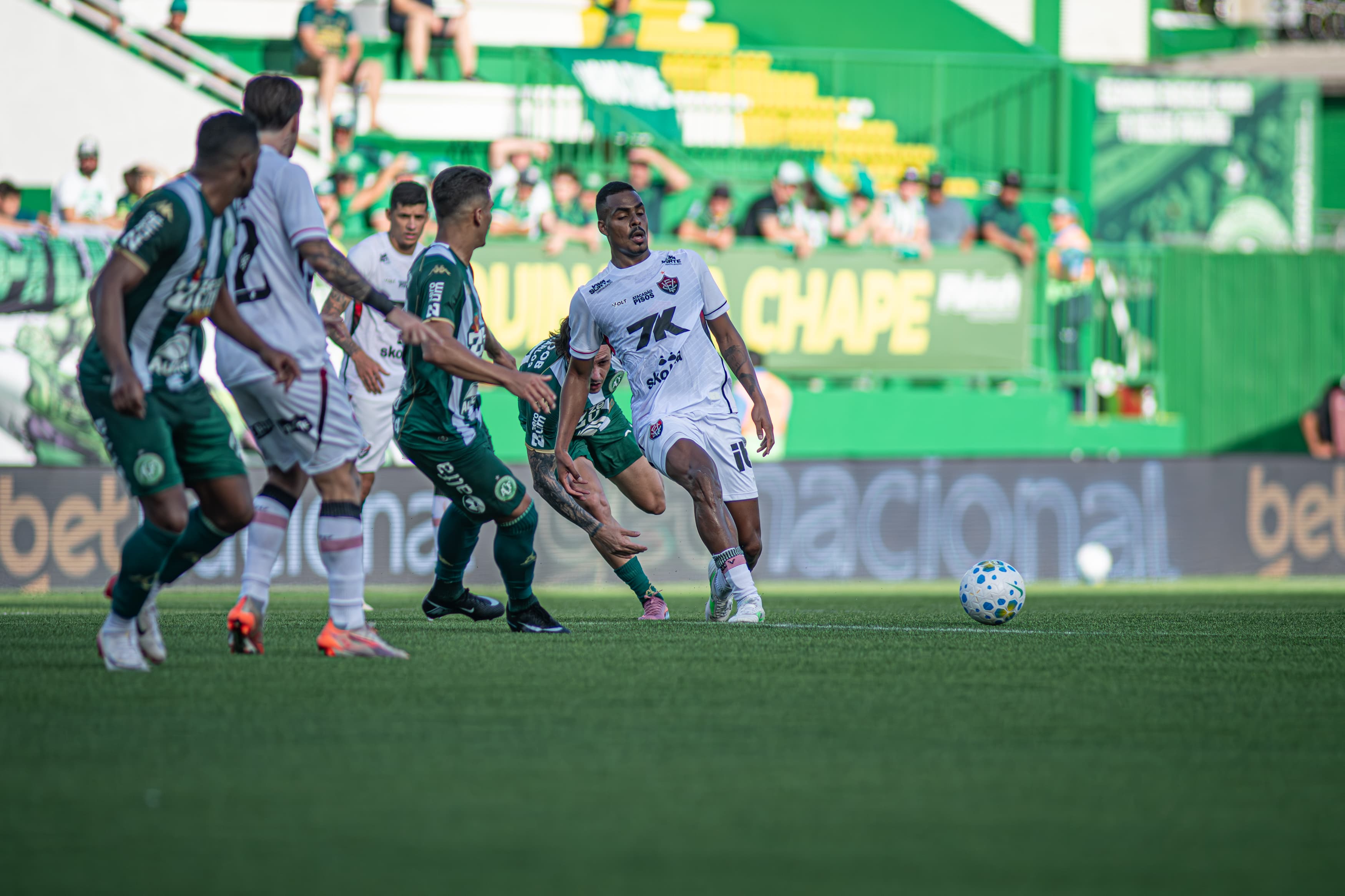 Vitória empata com Chapecoense fora de casa após gol nos acréscimos