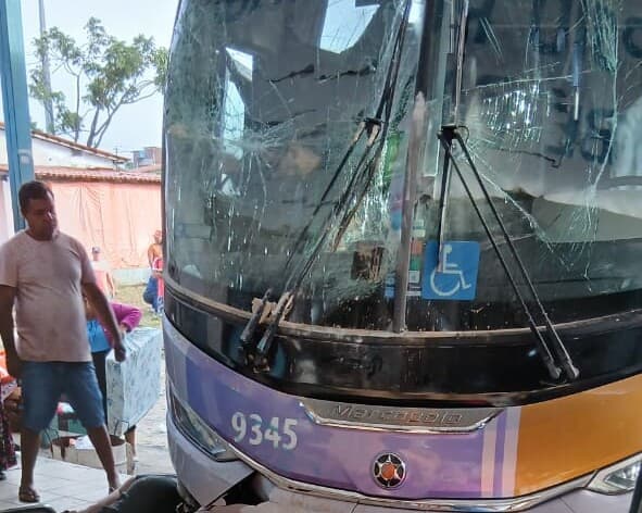 Ônibus invade rodoviária em Itambé e deixa mortos e feridos na Bahia