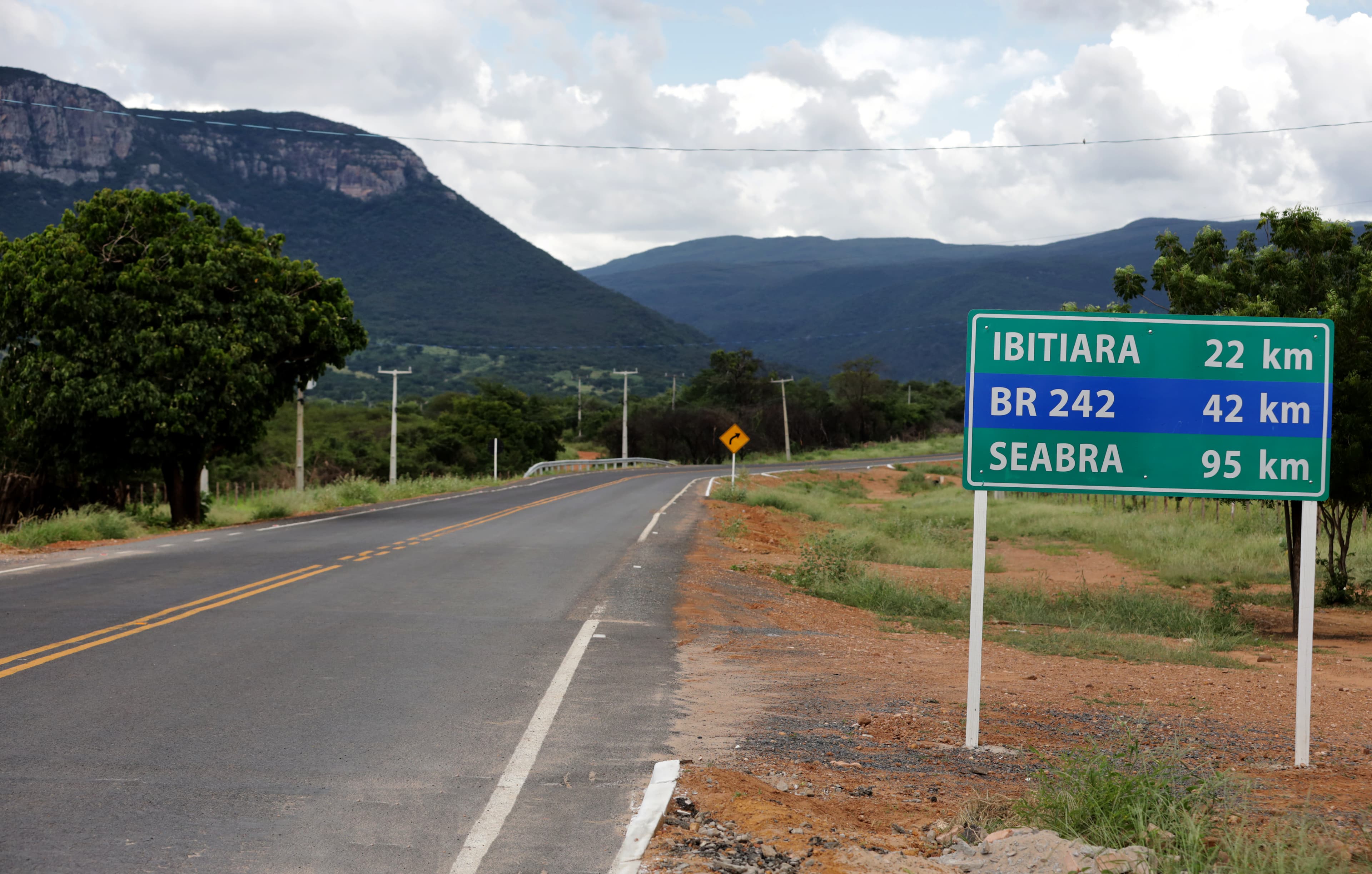 Adolescente é flagrado dirigindo sem habilitação na BR-242, em Barreiras