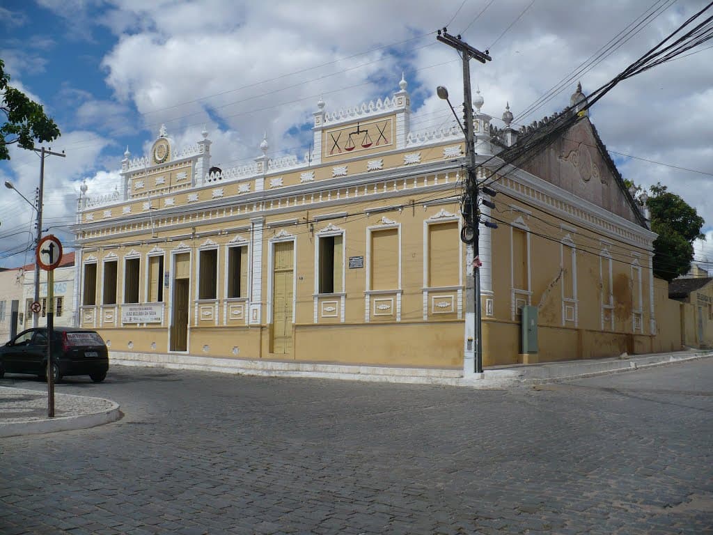 Prefeito de Queimadas é denunciado por contratos com empresa de servidora