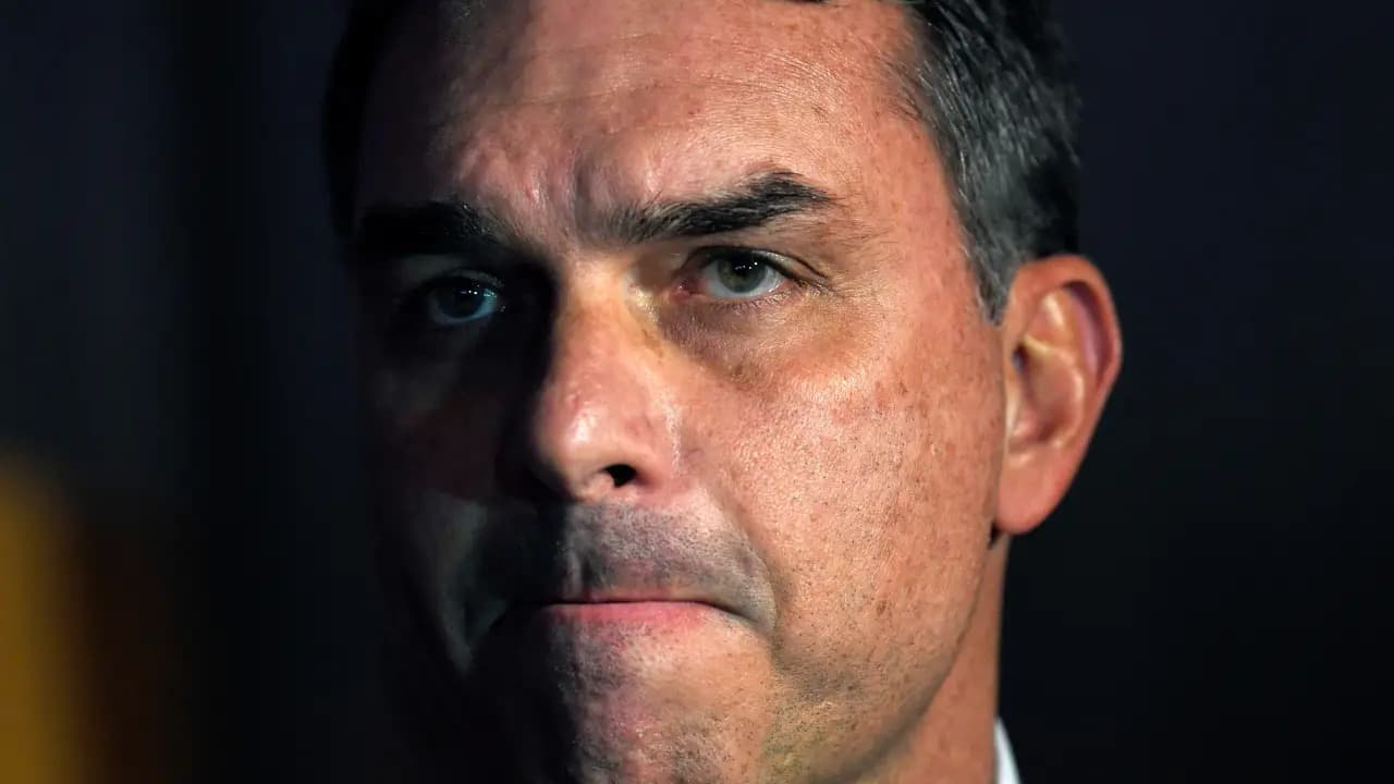 Flávio Bolsonaro nega invasão dos EUA e critica Lula sobre Trump