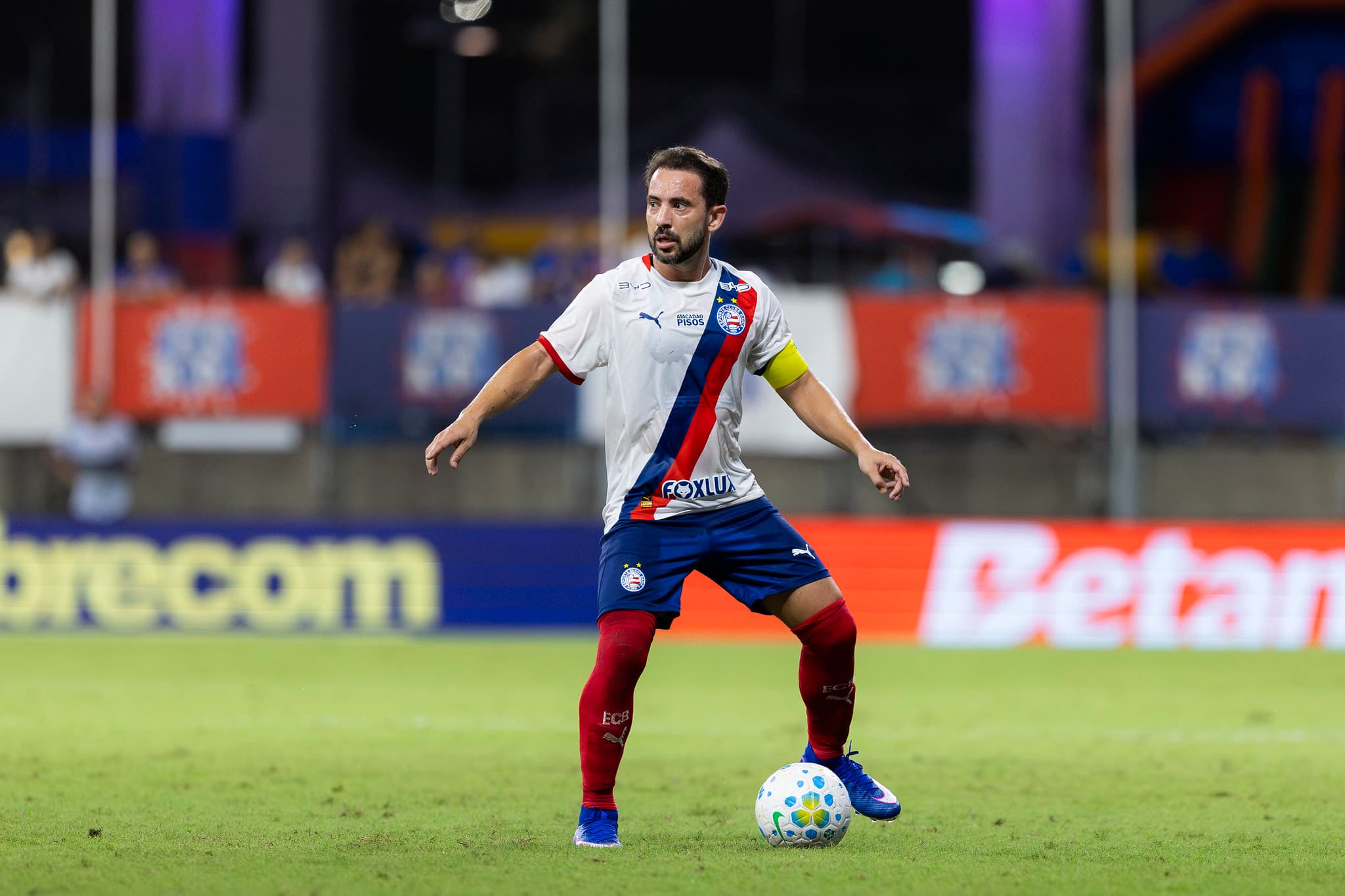 Éverton Ribeiro critica arbitragem e sugere favorecimento a 'times com peso'