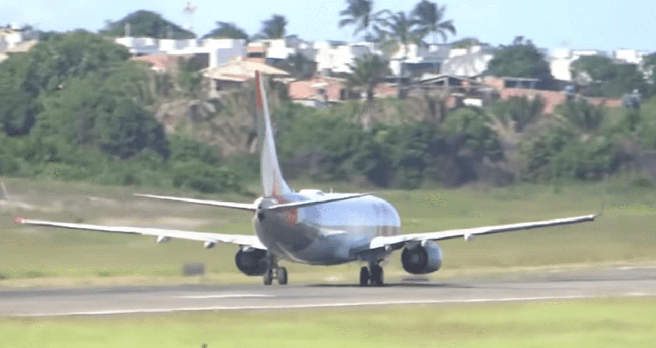 Avião estoura pneu em decolagem no Aeroporto de Salvador