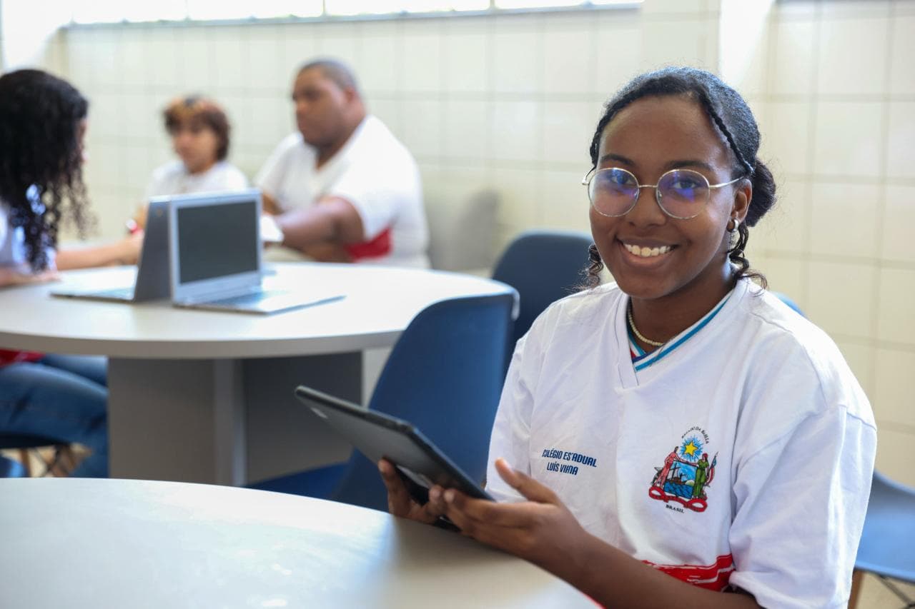 MEC Livros: estudantes da Bahia acessam plataforma em tablets distribuídos pelo estado