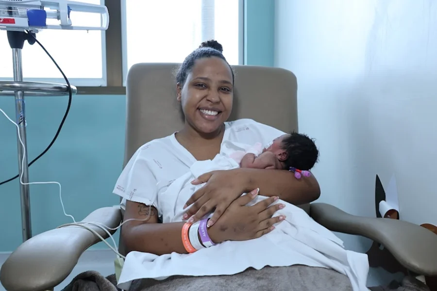 Jovem sofre infarto na gravidez em Goiás e tem final feliz com bebê saudável