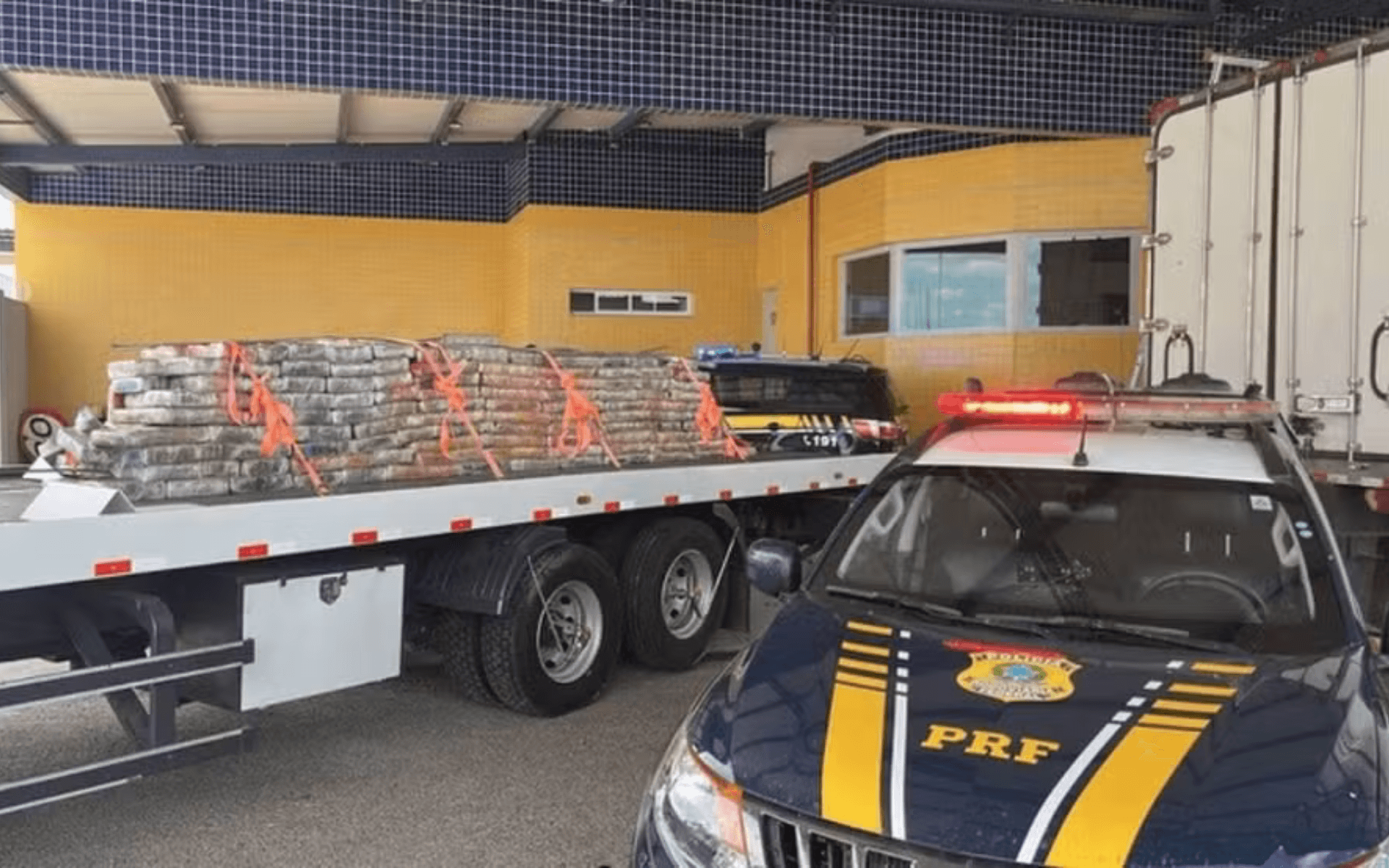 PRF apreende quase 2 toneladas de maconha em caminhão na BR-407, em Juazeiro