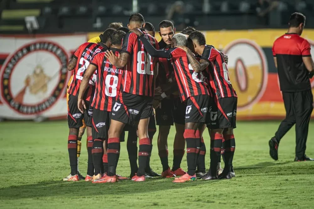 Vitória enfrenta São Paulo com sete desfalques na defesa pelo Brasileirão