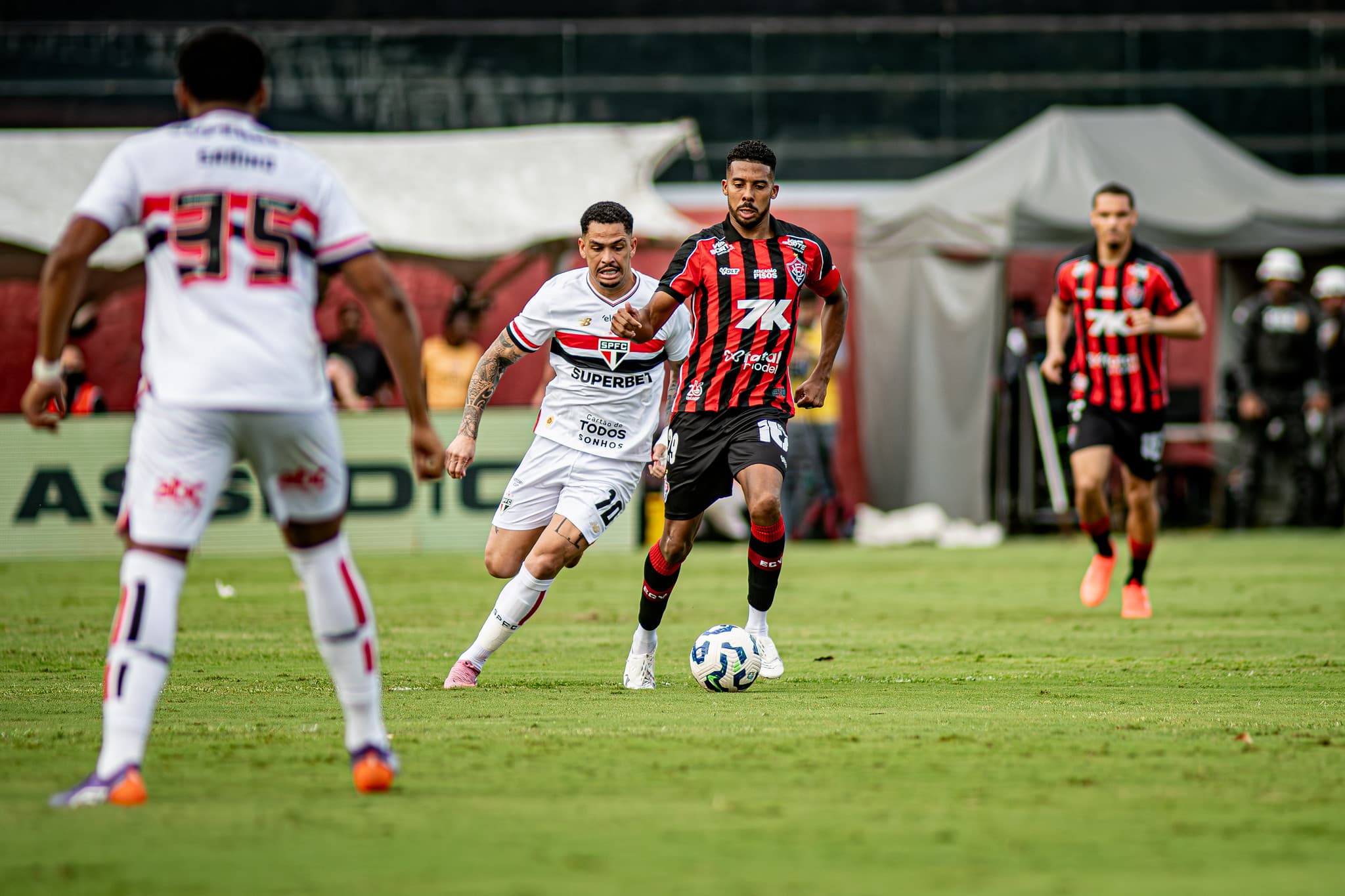 Vitória enfrenta São Paulo no Barradão pelo Brasileirão neste sábado