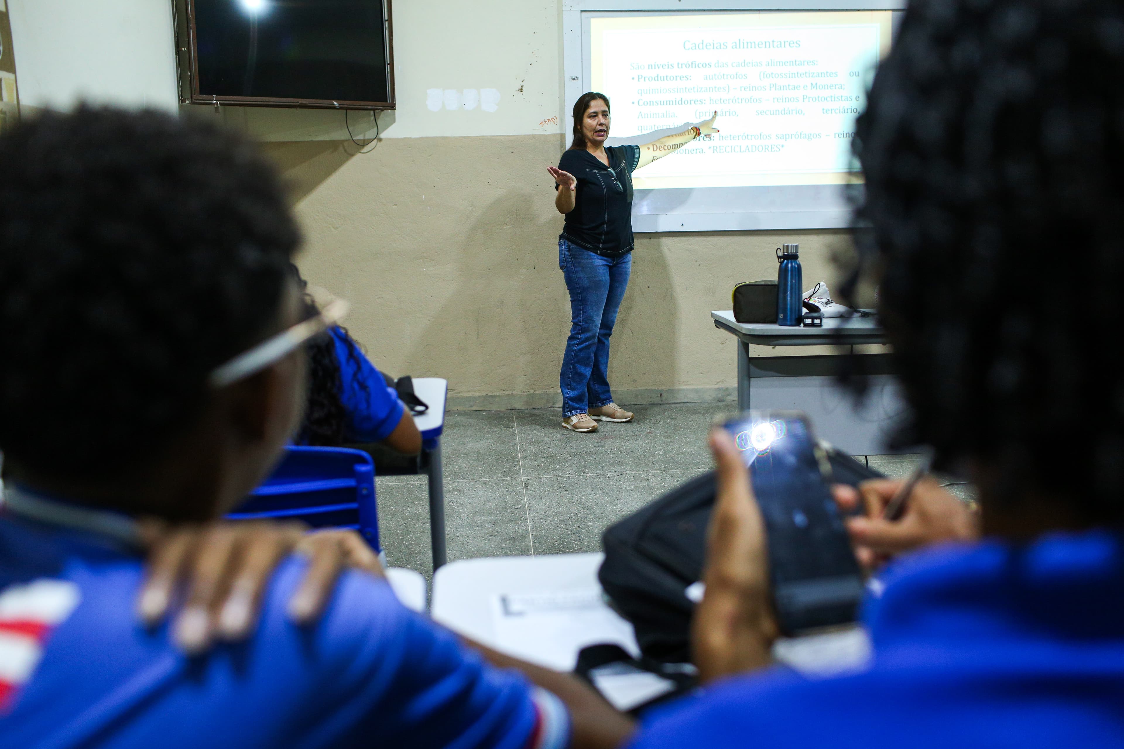 Professores de Camaçari recebem gratificações e horas extras nesta sexta