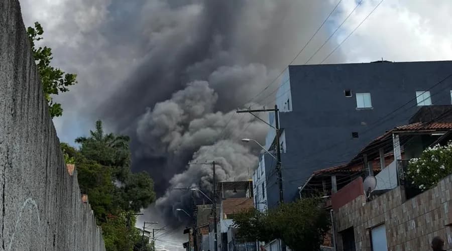 Incêndio destrói cinco ônibus escolares em garagem de Lauro de Freitas