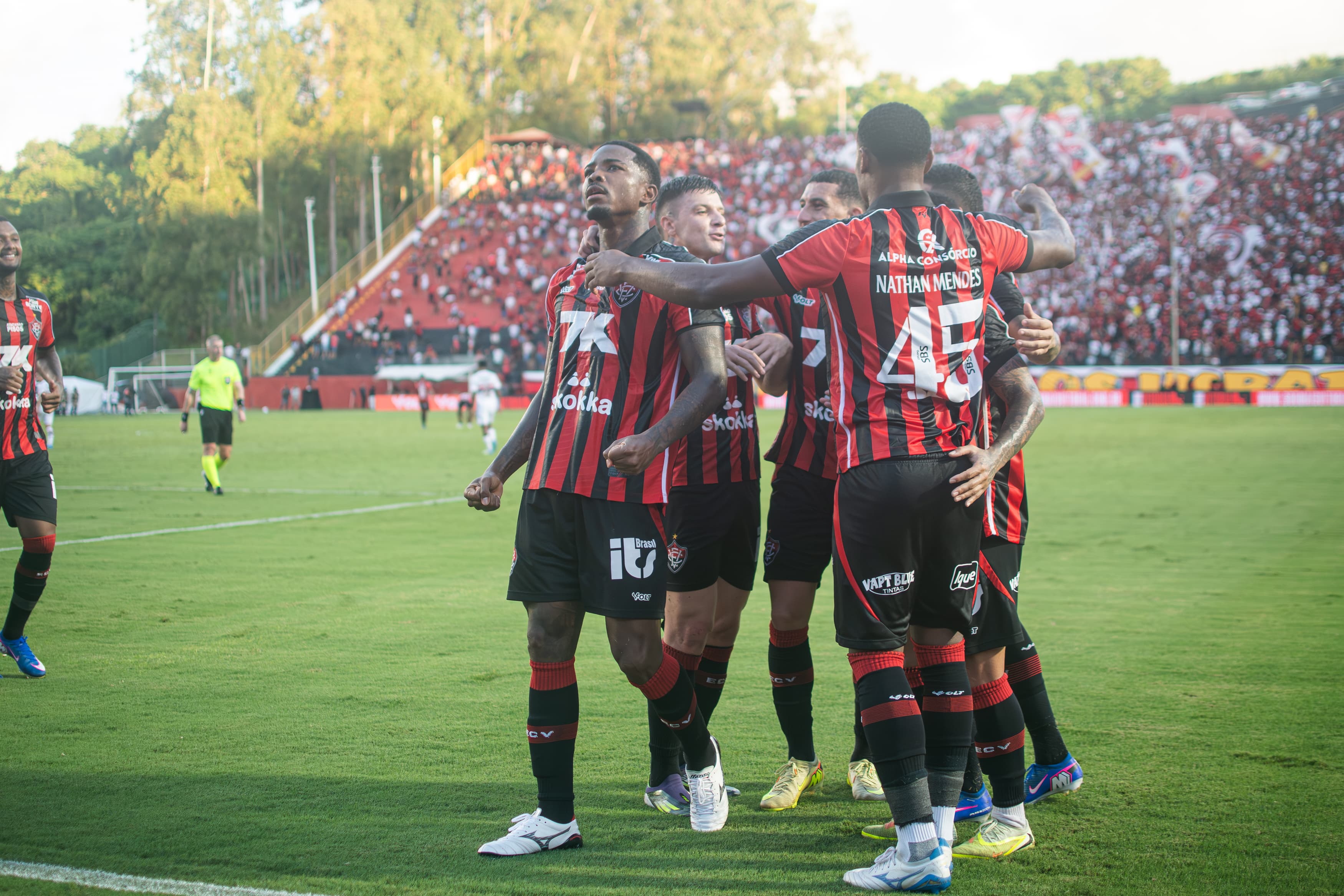 Vitória vence São Paulo por 2 a 0 no Barradão pelo Brasileirão