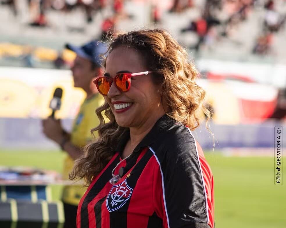 Daniela Mercury canta com torcida no Barradão antes de jogo do Vitória
