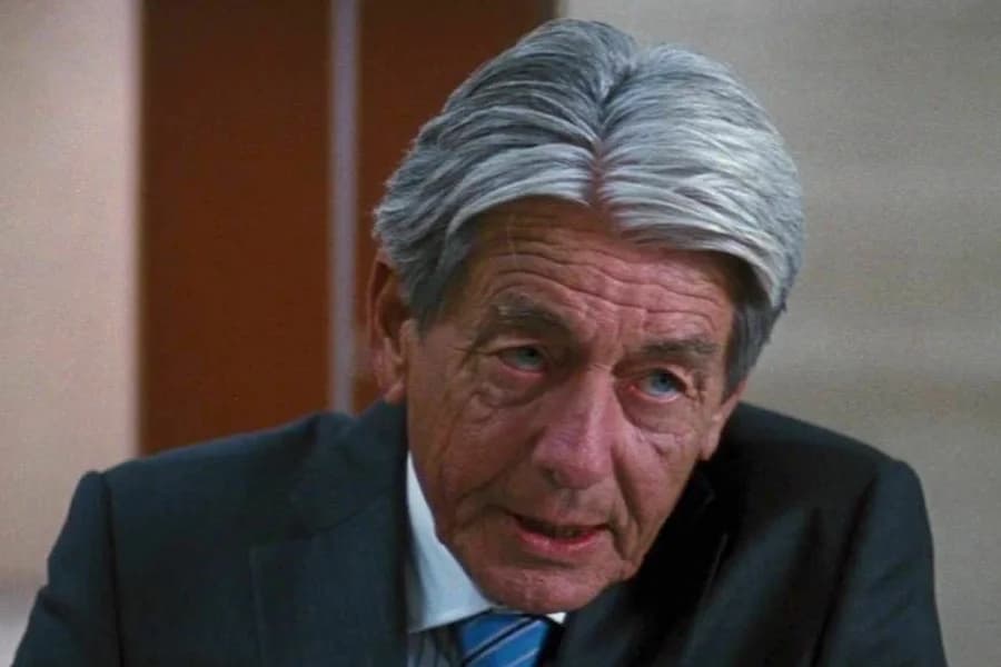 Ator John Nolan, de 'Batman', morre aos 86 anos no Reino Unido