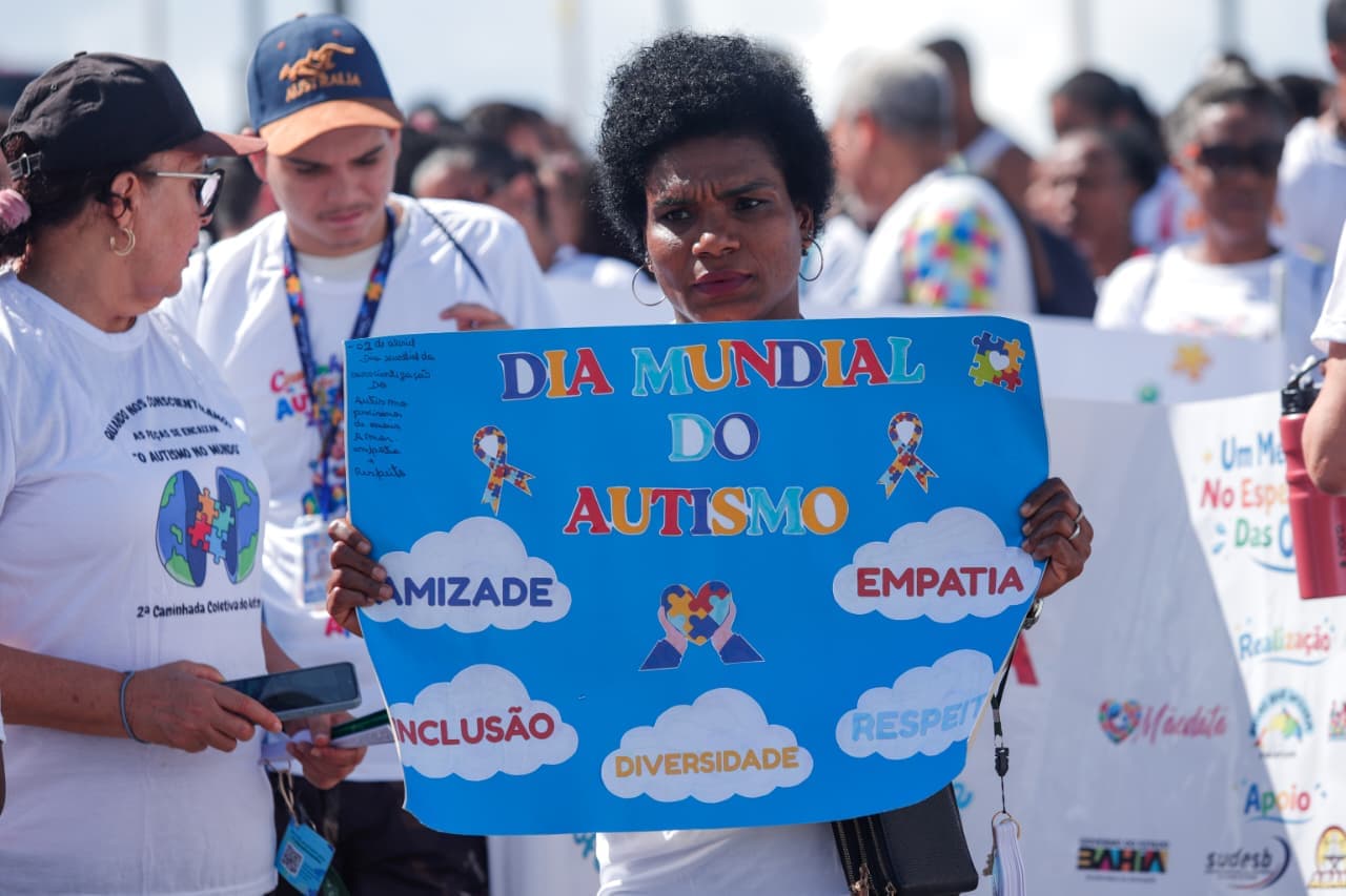 Famílias de autistas realizam caminhada por inclusão em Salvador