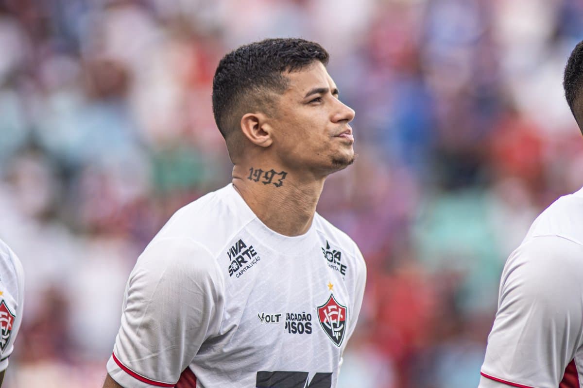 Zagueiro Camutanga, do Vitória, passa por cirurgia após fratura no pé