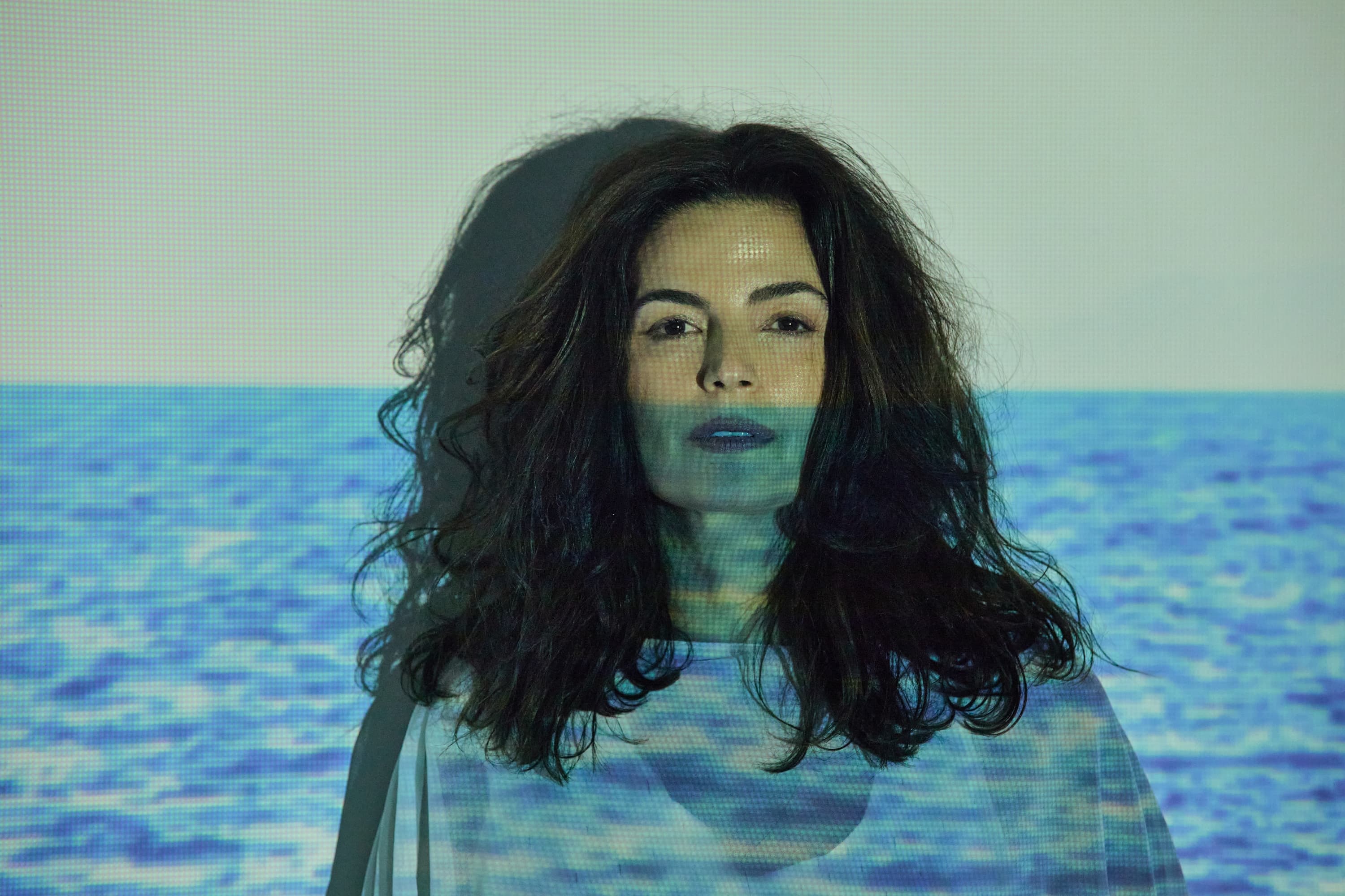 Emanuelle Araújo lança álbum 'Corra para o Mar' com axé dos anos 90