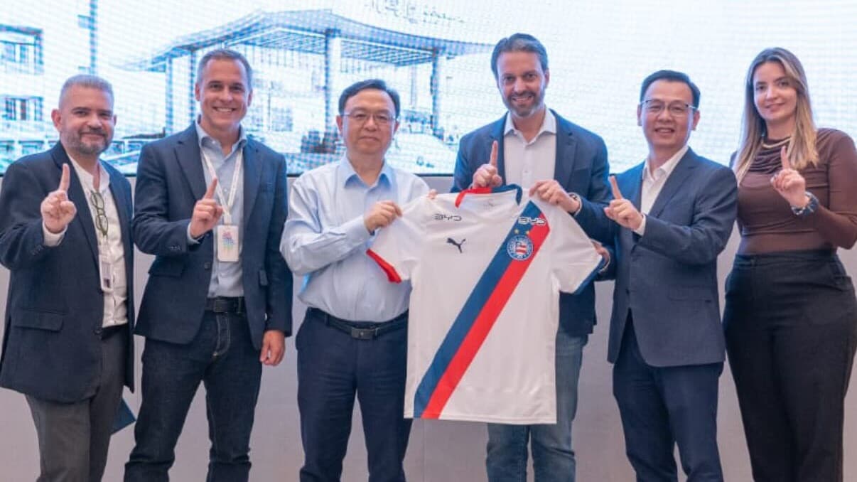 BYD lidera vendas de carros no Brasil em abril; presidente global ganha camisa do Bahia