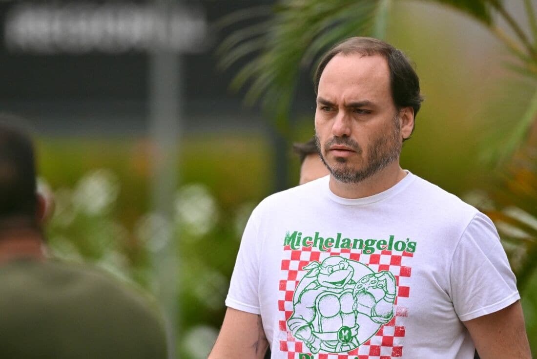 Carlos Bolsonaro visita ex-presidente e relata melhora de saúde em prisão domiciliar