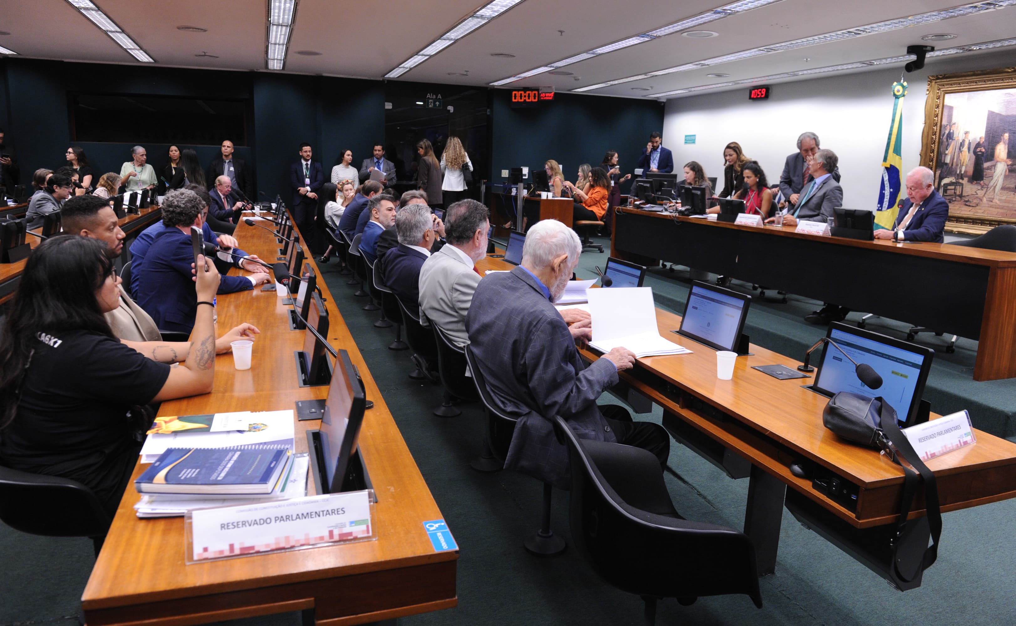 Fim da escala 6x1: votação de PEC é adiada na Câmara após pedido de vista