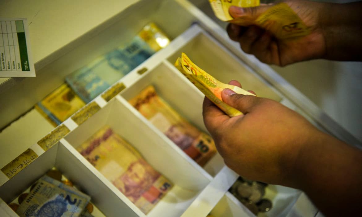 Governo federal cria auxílio mensal de R$ 526 para filhos de terceirizados