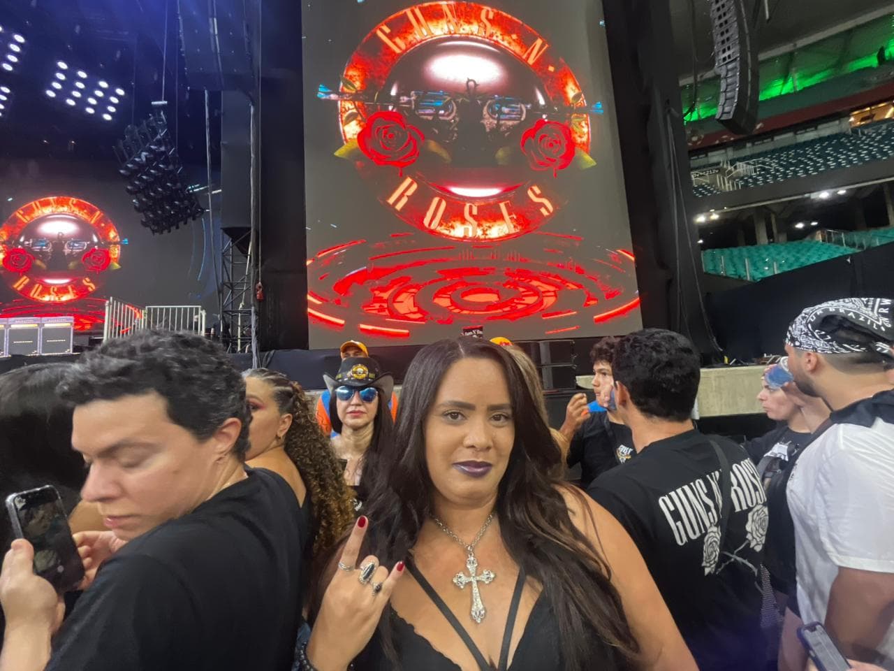 Fãs de todo o Brasil lotam Salvador para show do Guns N' Roses na Fonte Nova