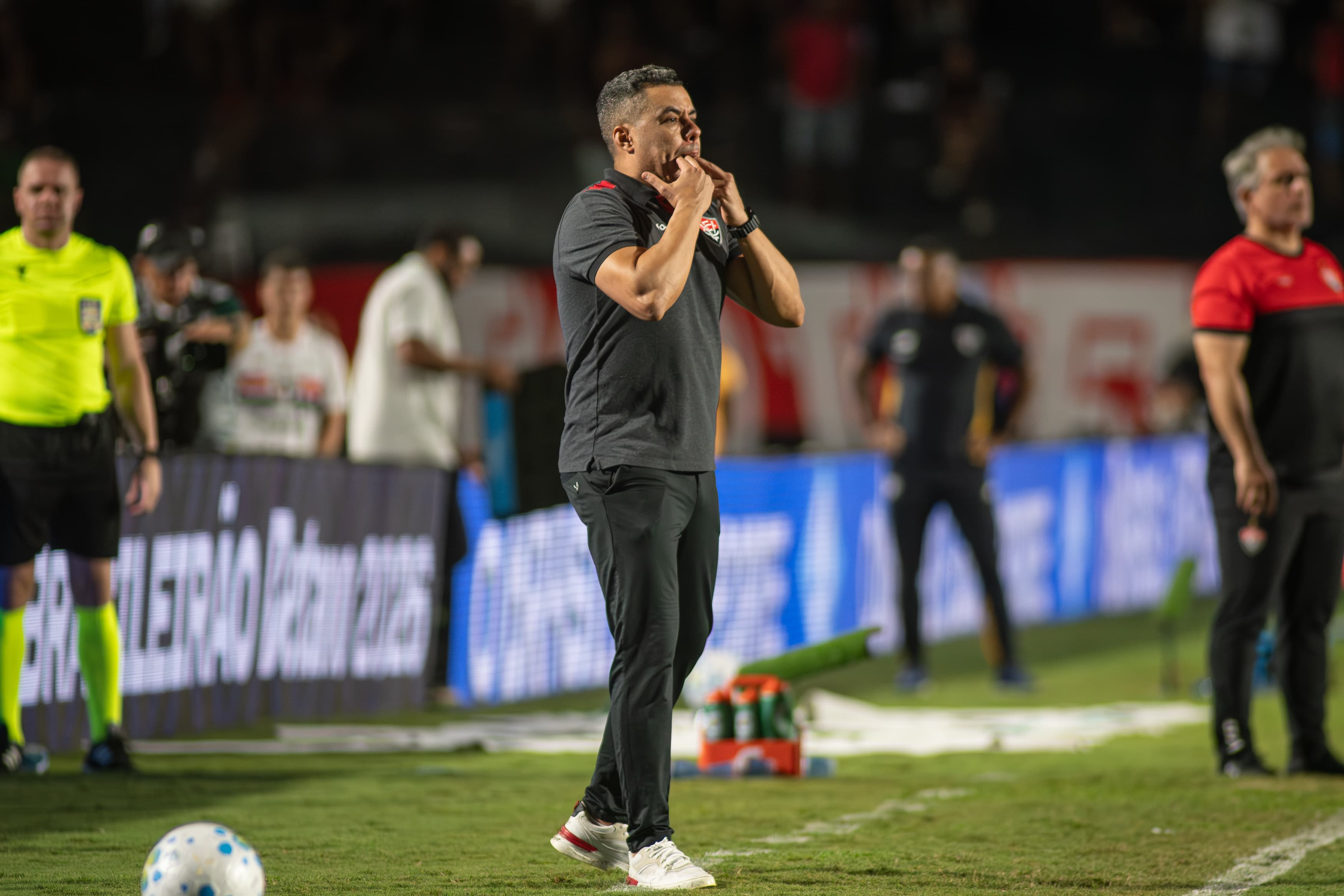 Jair Ventura, técnico do Vitória, lida com 17 desfalques e aposta na base