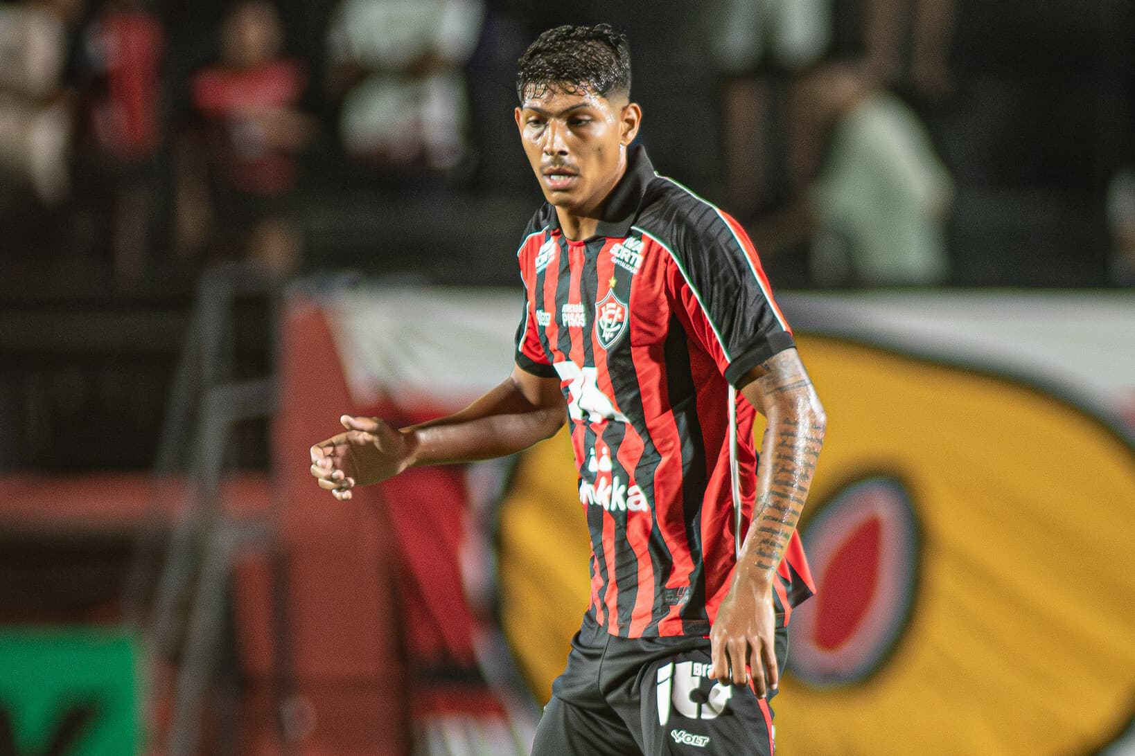 Zé Vitor é titular e comemora vitória do Vitória na Copa do Nordeste