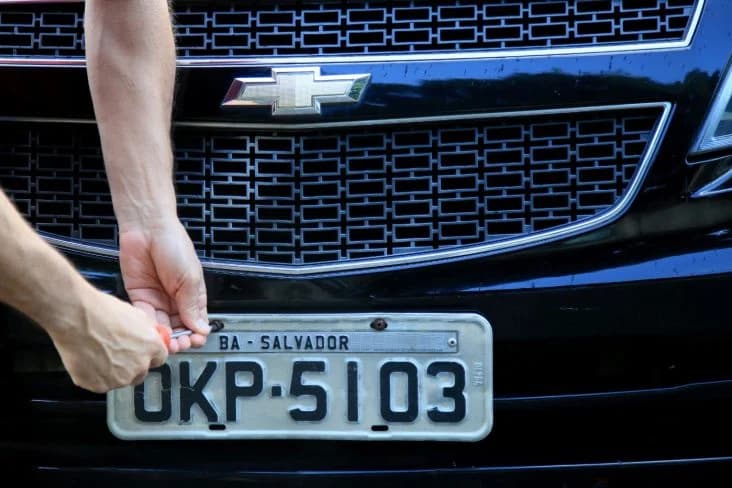 Placas de veículos podem voltar a ter nomes de cidades e estados no Brasil