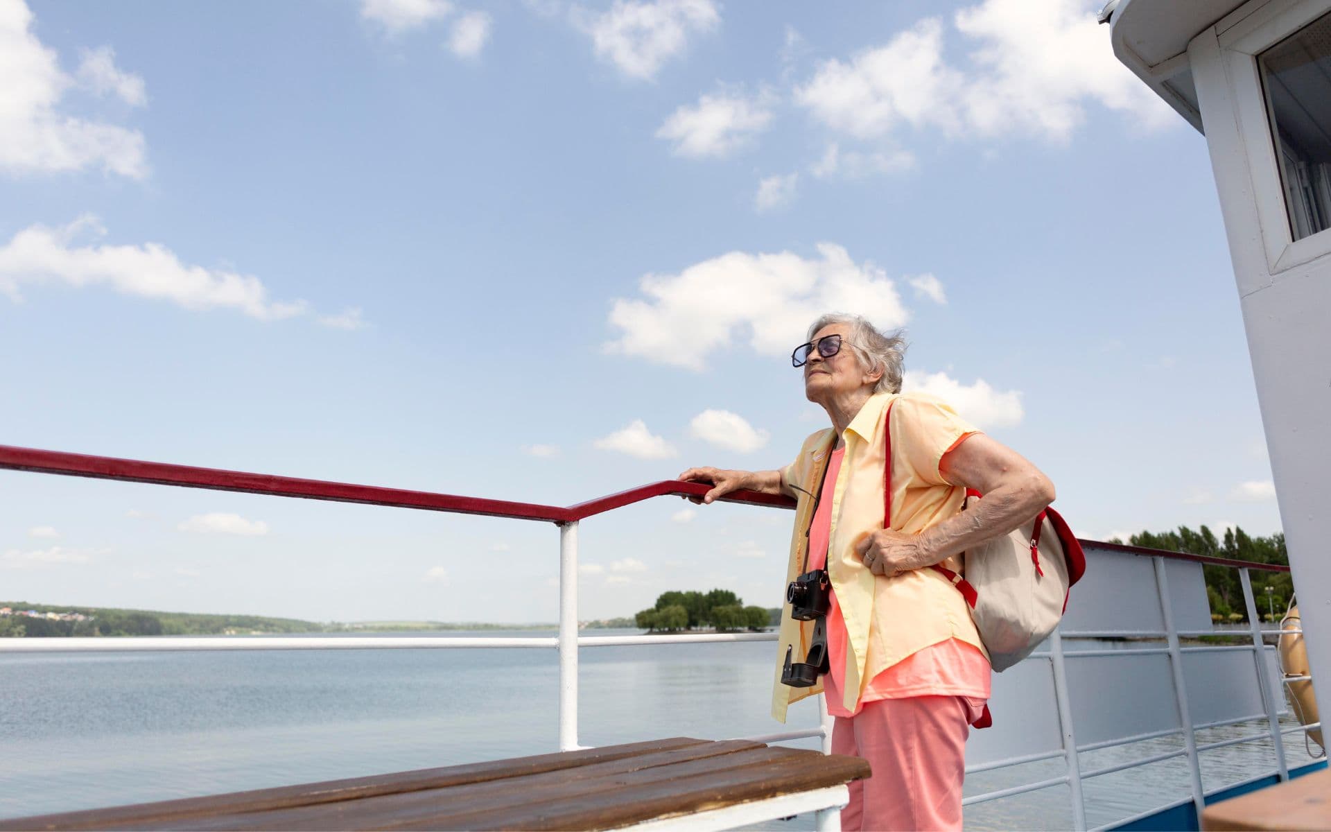 Idosos com baixa renda têm direito a viagem gratuita em barcos e navios no Brasil
