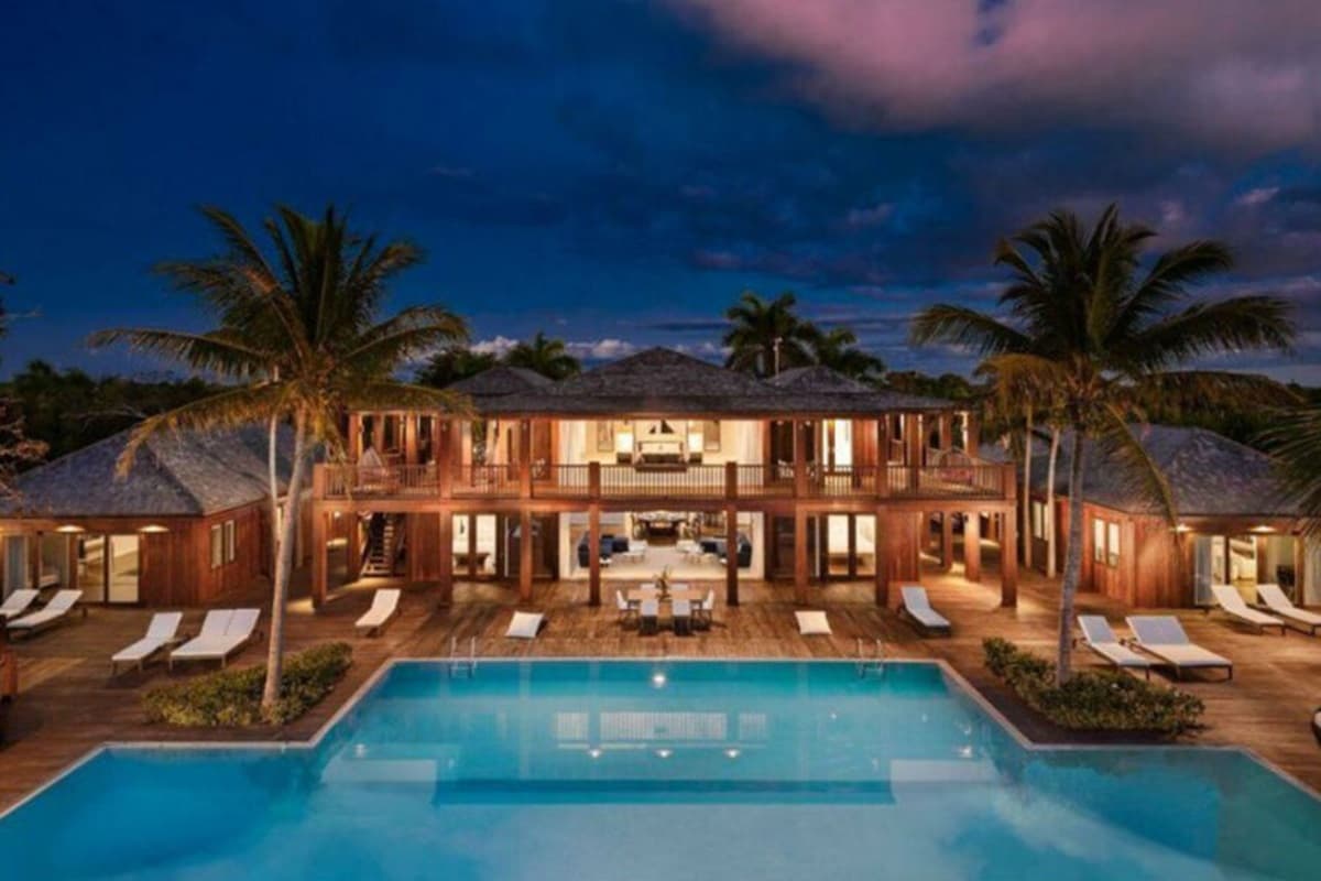 Mansão de Bruce Willis em Beverly Hills é vendida por R$ 205 milhões