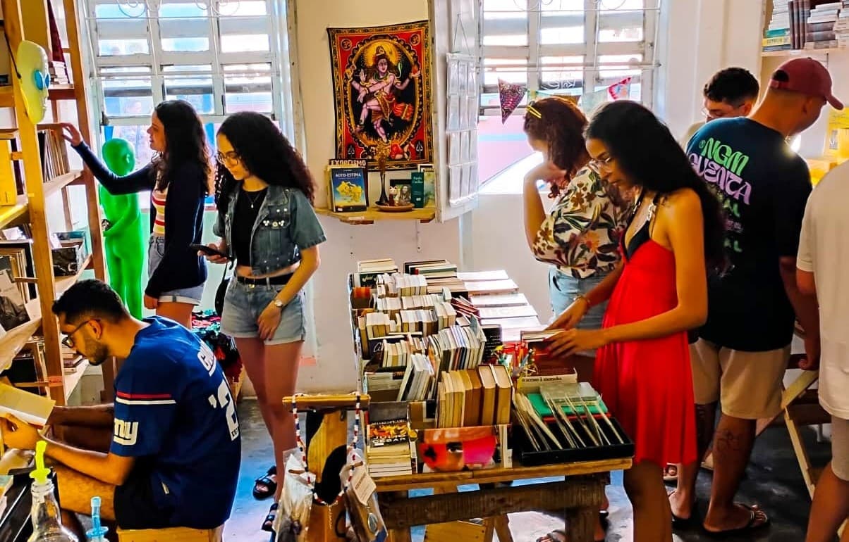 Jovens em Salvador trocam streaming por vinil e resgatam paixão analógica