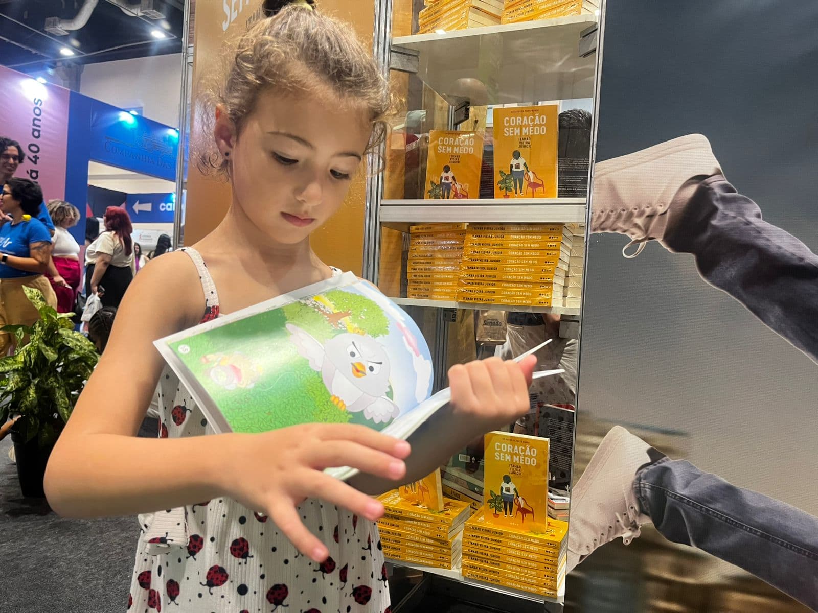 Bienal do Livro Bahia: crianças de Salvador mantêm paixão por livros físicos