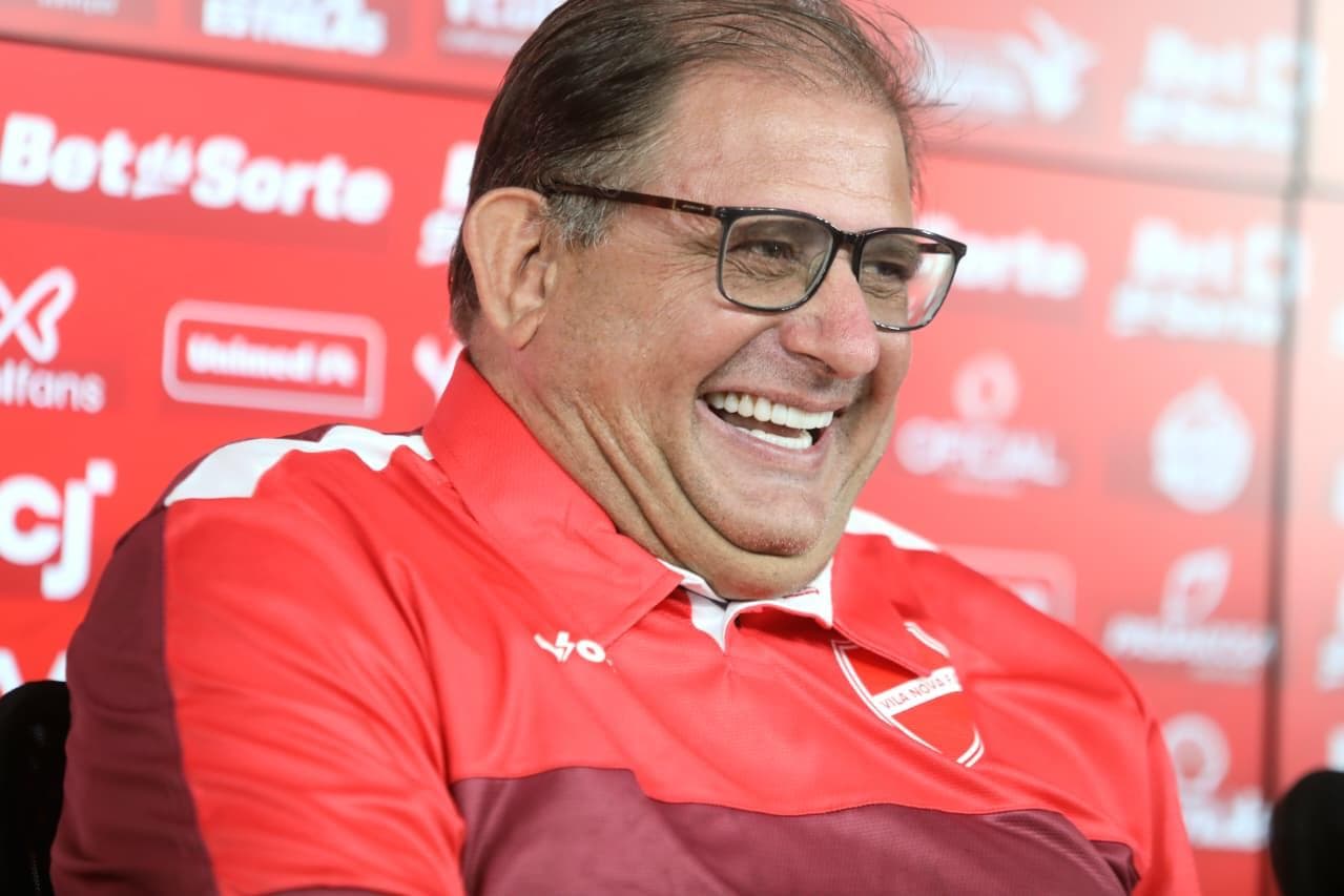 Guto Ferreira assume Vila Nova e já lidera a Série B do Brasileirão