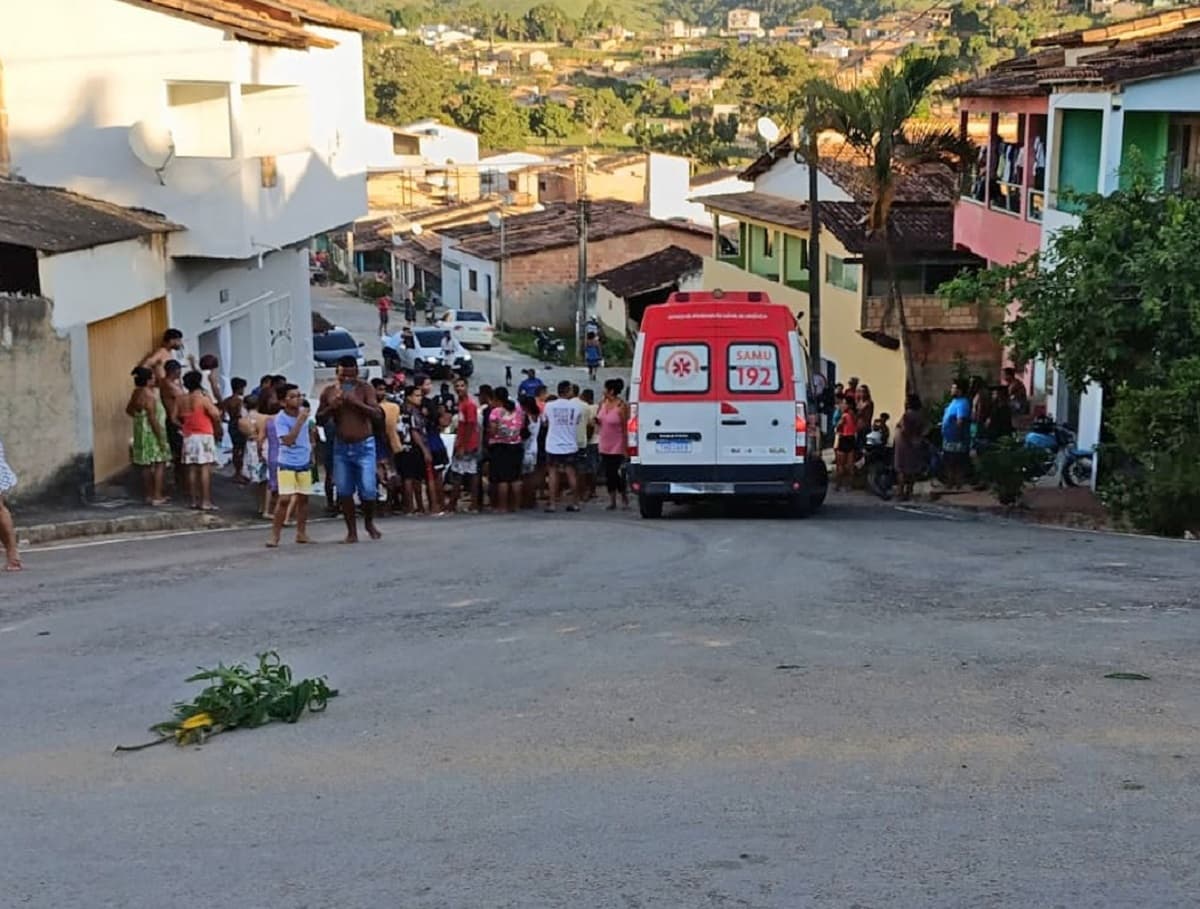 Carro invade casa e mata avó e neto de 7 anos em Guaratinga, no sul da Bahia