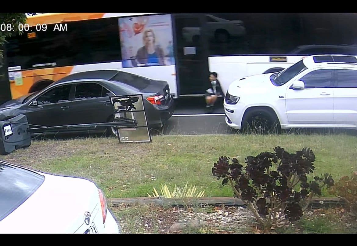 Menino é arrastado por ônibus escolar em Melbourne, Austrália