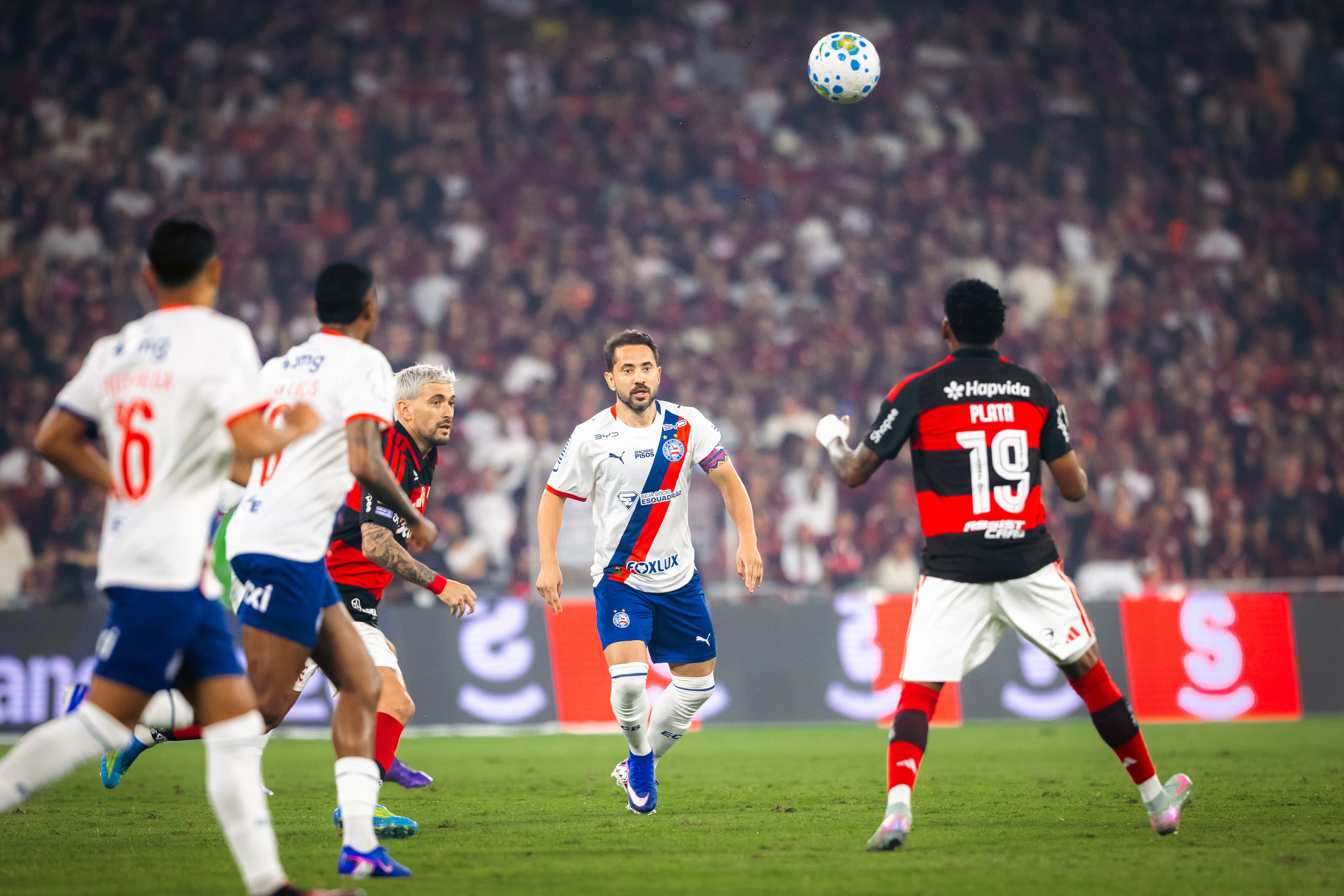 Everton Ribeiro é ovacionado por torcida do Flamengo em derrota do Bahia