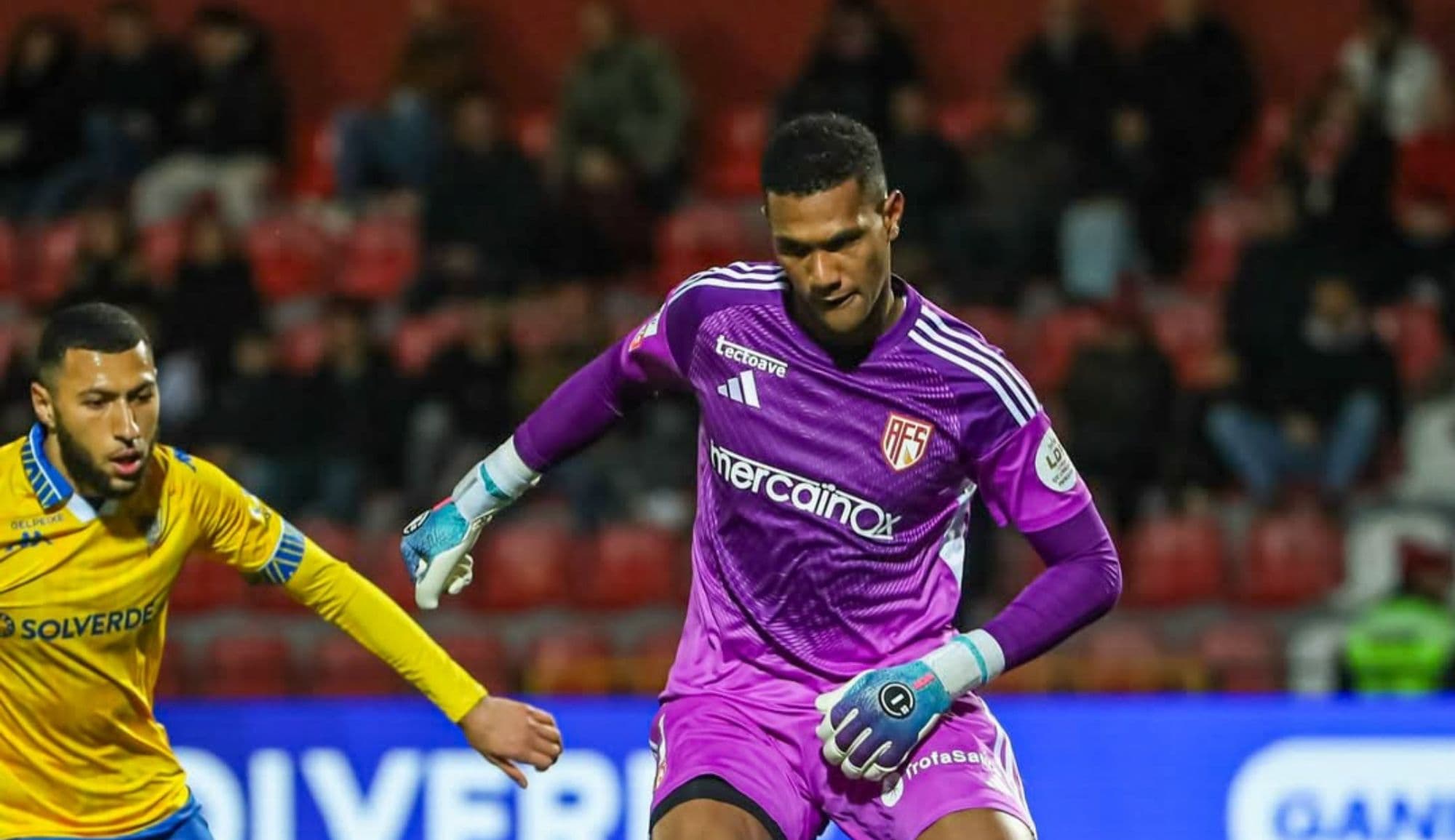 Goleiro Adriel falha em Portugal e time é rebaixado