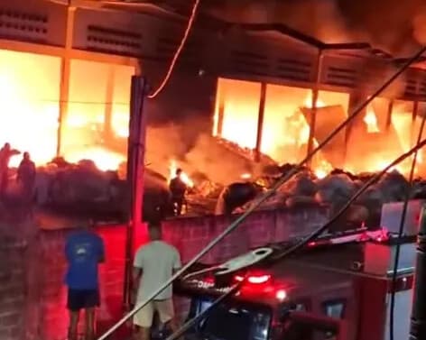 Incêndio atinge galpão de reciclagem em Camaçari, na Bahia
