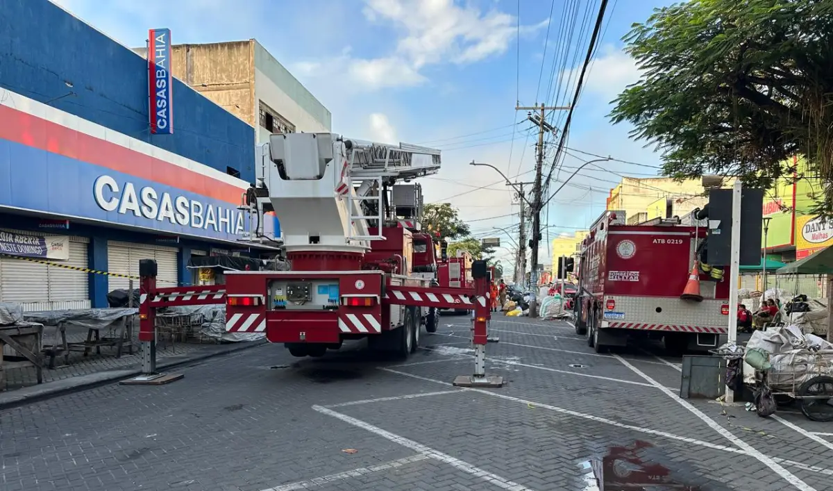 Incêndio atinge loja de eletrodomésticos no centro de Feira de Santana