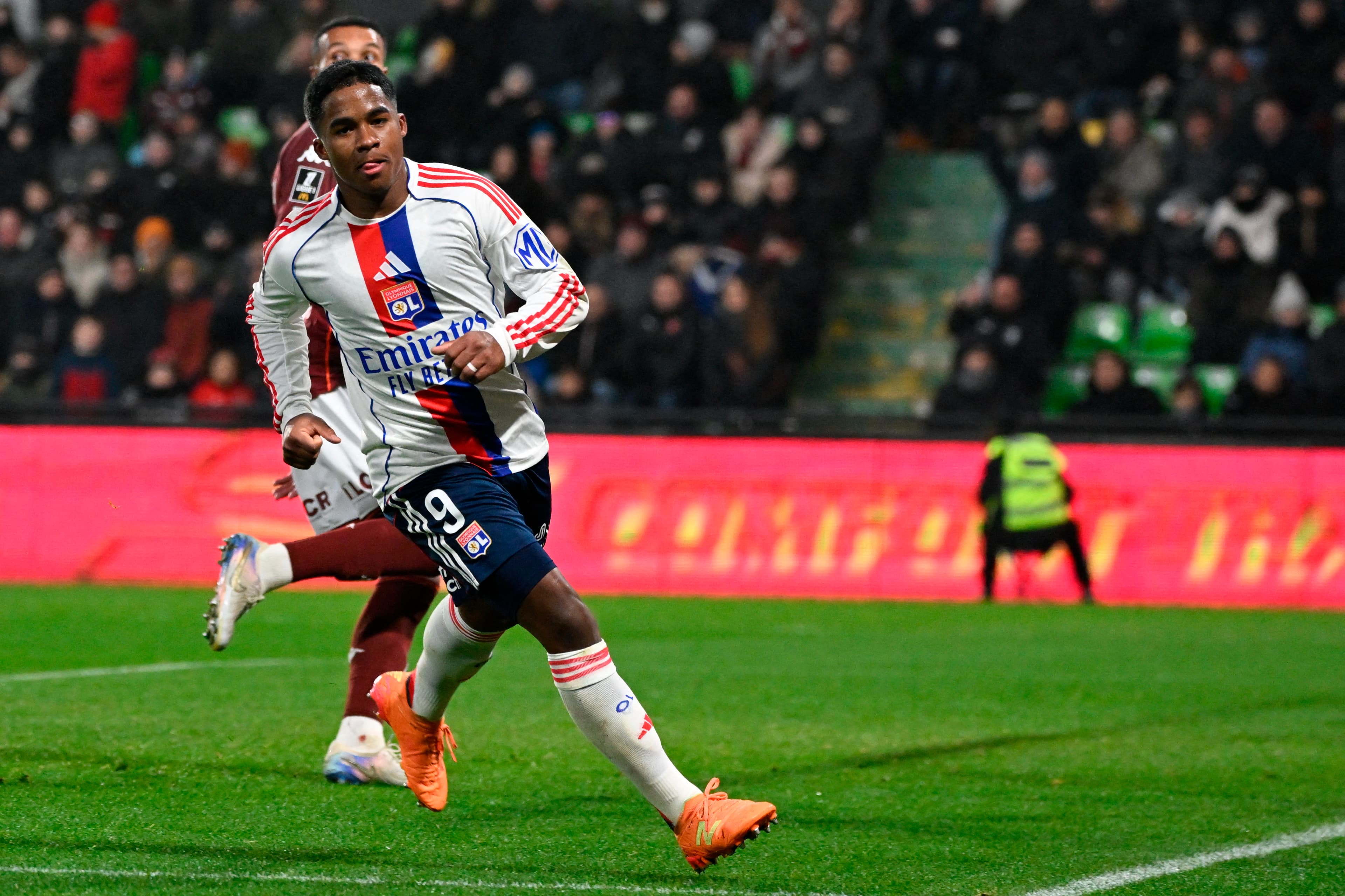 Endrick brilha em vitória do Lyon, mas comemoração gera crítica de Hakimi