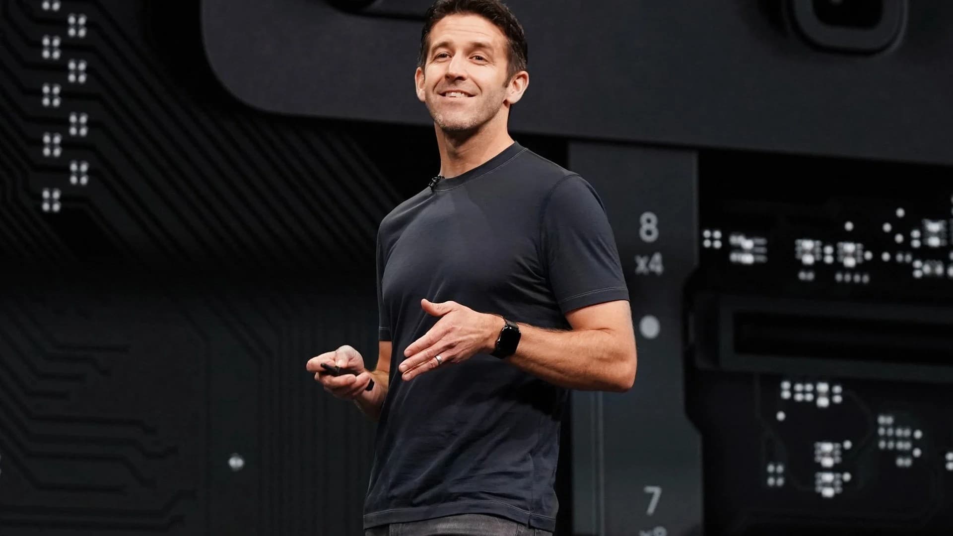 John Ternus é o novo CEO da Apple após saída de Tim Cook, que vira chairman