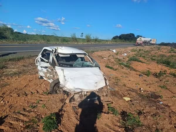 Mulher morre em acidente na BR-135, oeste da Bahia; bebê e avô ficam feridos