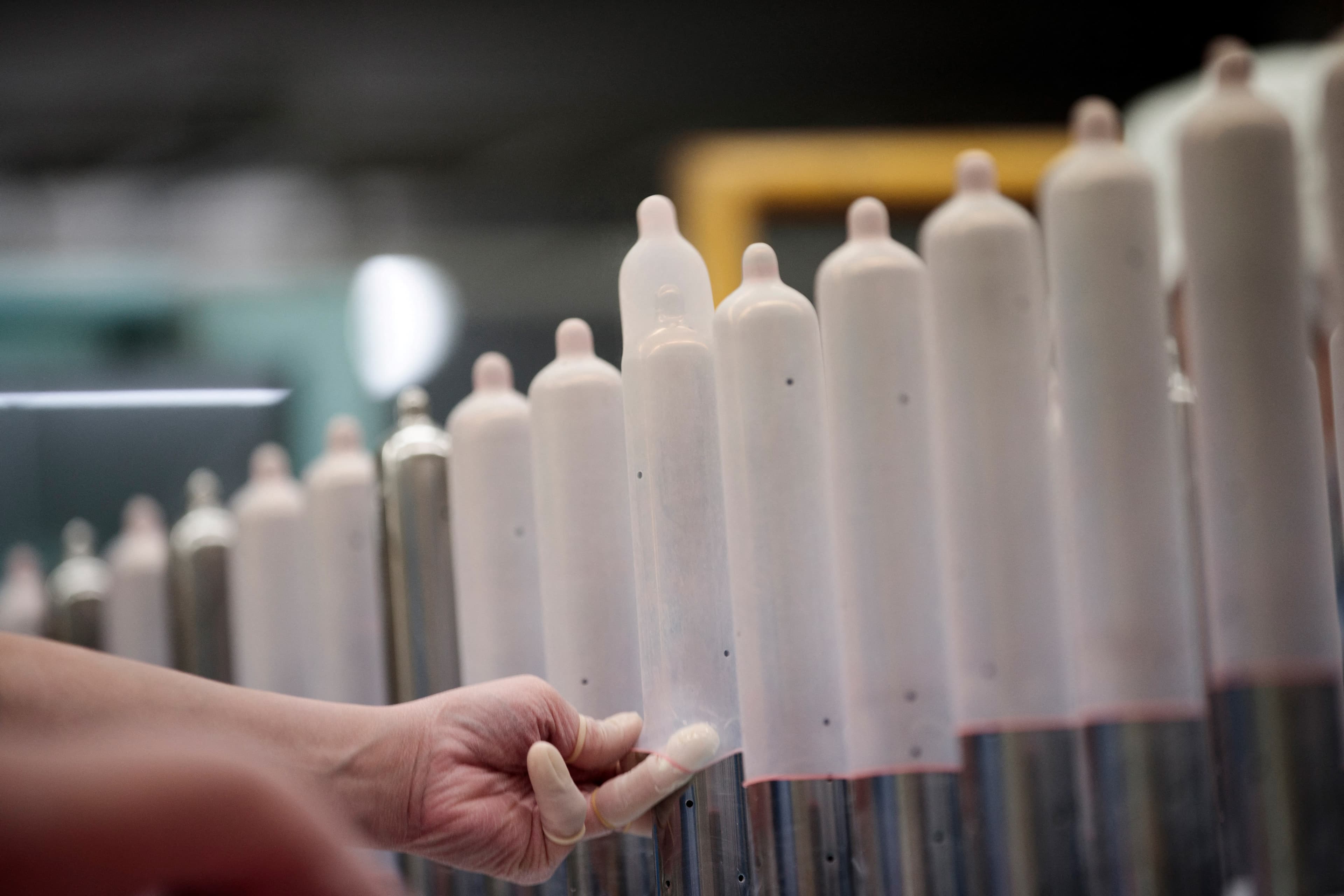 Guerra no Oriente Médio pode elevar preço de camisinhas em até 30% no Brasil