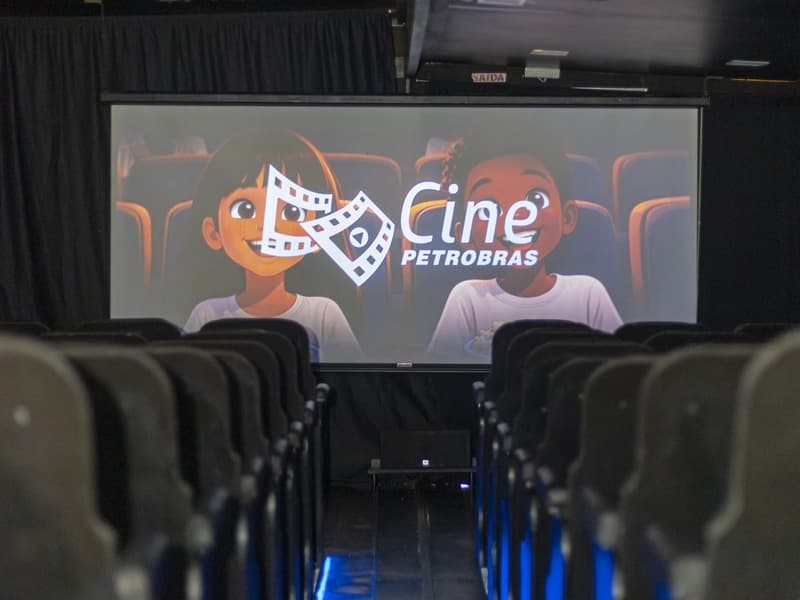 Cinema gratuito chega a Alagoinhas com carreta da Petrobras nesta quinta