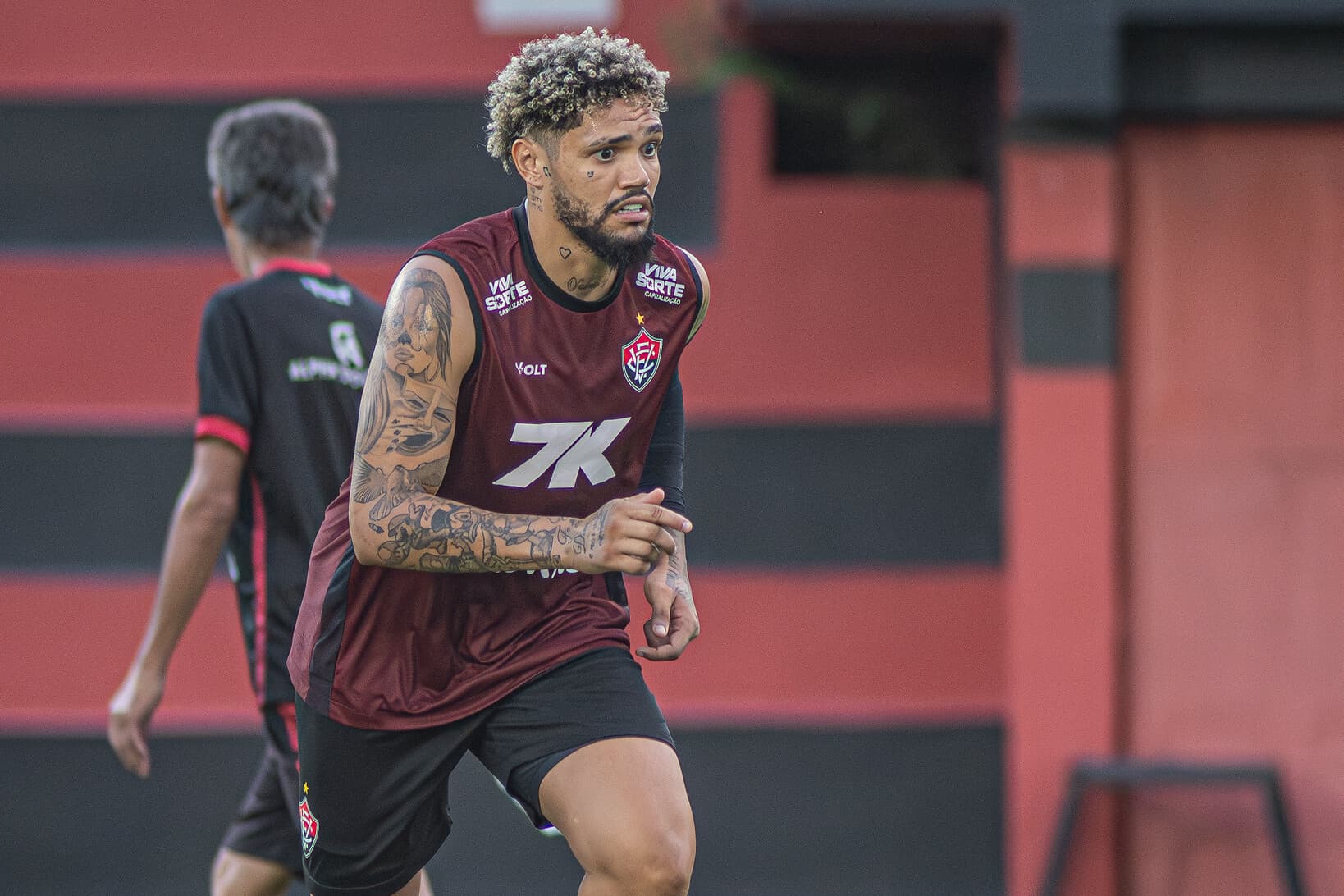 Vitória enfrenta Flamengo com 14 desfalques por lesões e gripe