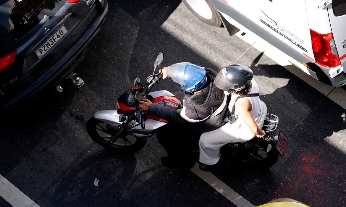 Nova regra para capacetes com QR Code entra em vigor em 2026