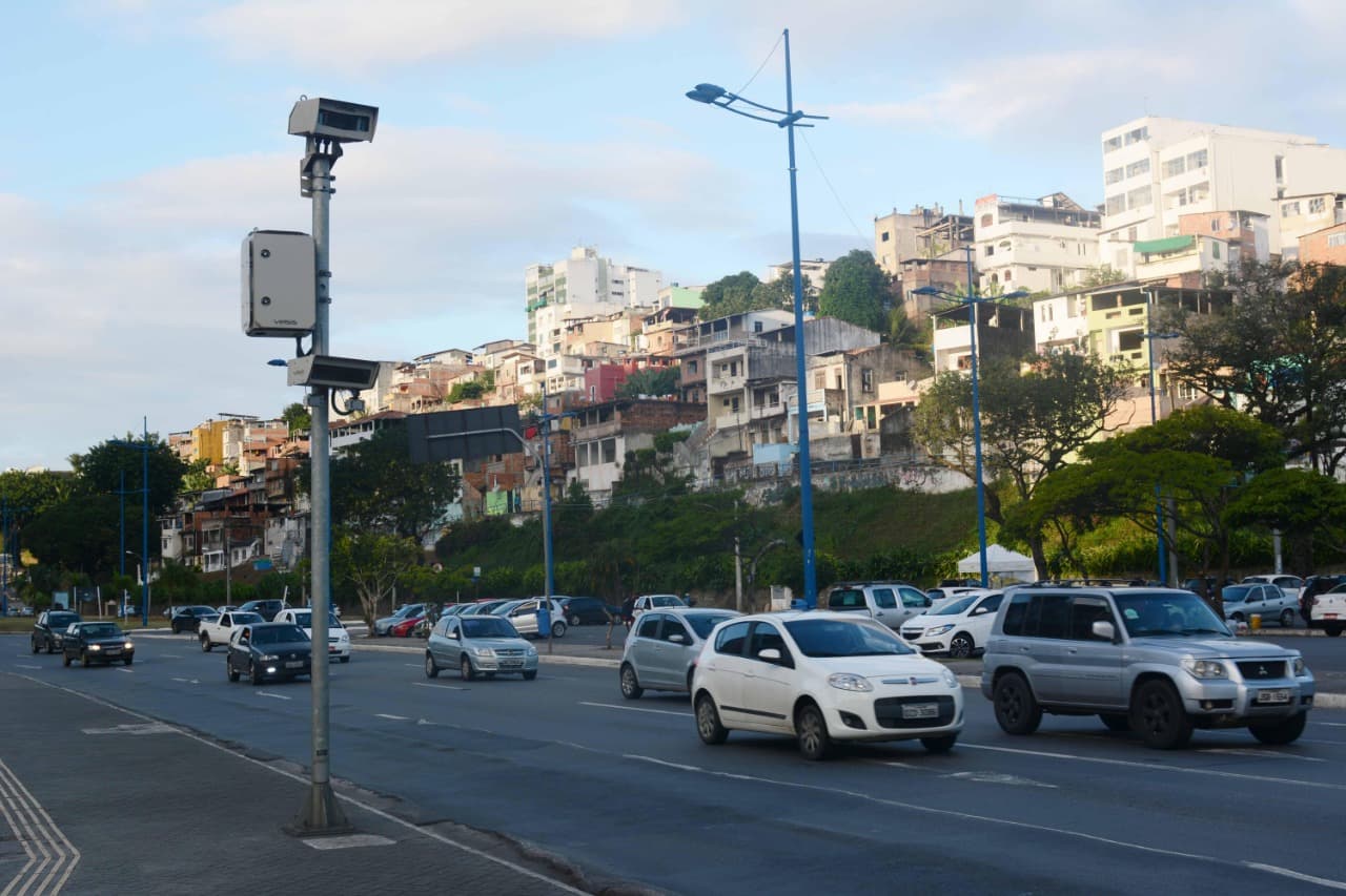 Projeto de lei quer proibir radares escondidos e exige painel de velocidade
