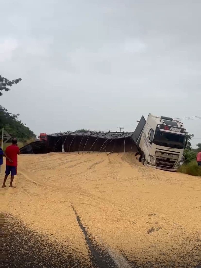 Carreta com soja tomba e interdita BR-242 em Itaberaba, na Bahia