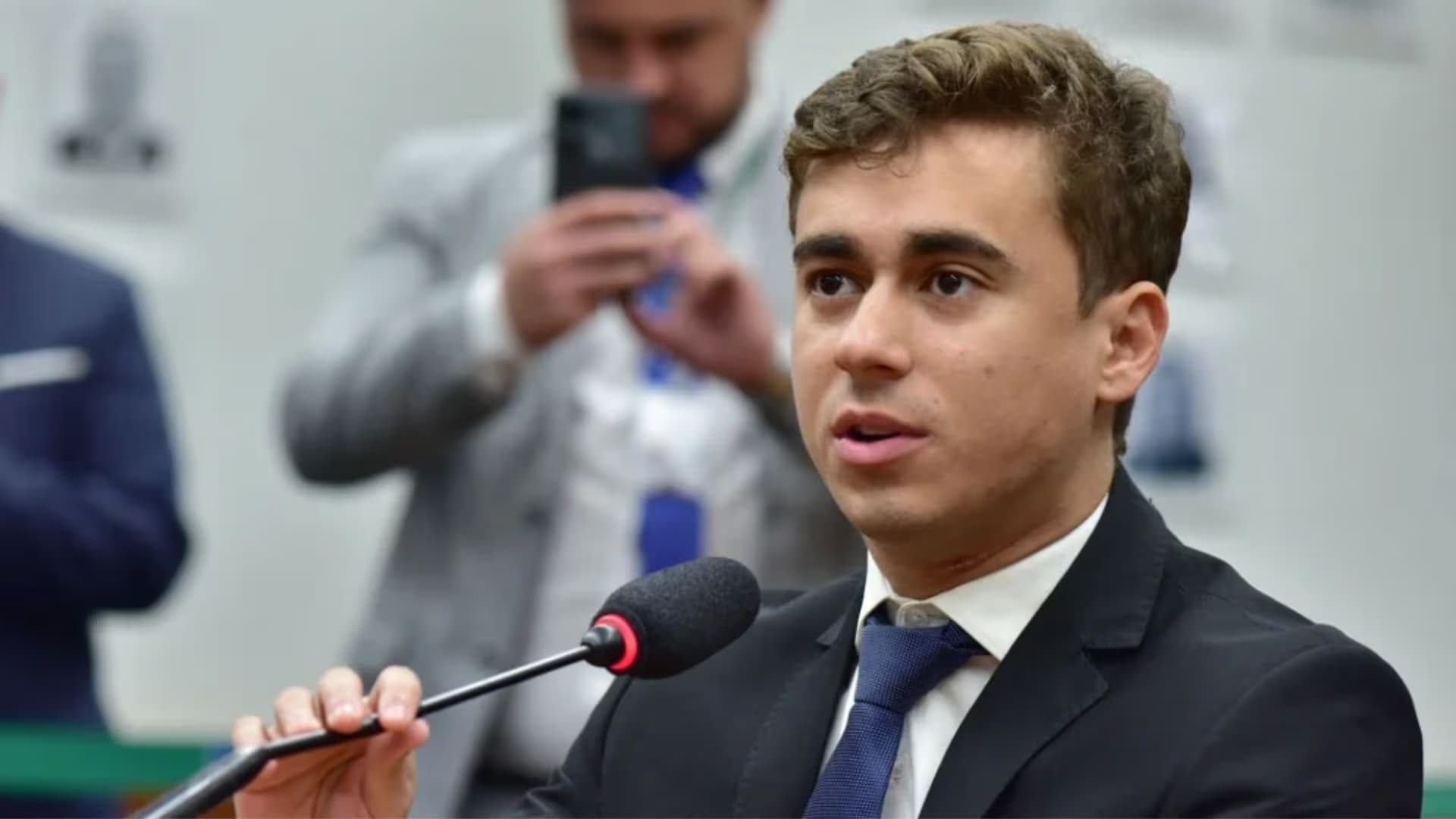 Nikolas Ferreira ofende filho de Bolsonaro em discussão nas redes sociais