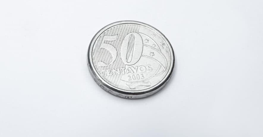 Moeda de 50 centavos de 2002 com erro de cunhagem pode valer até R$ 200